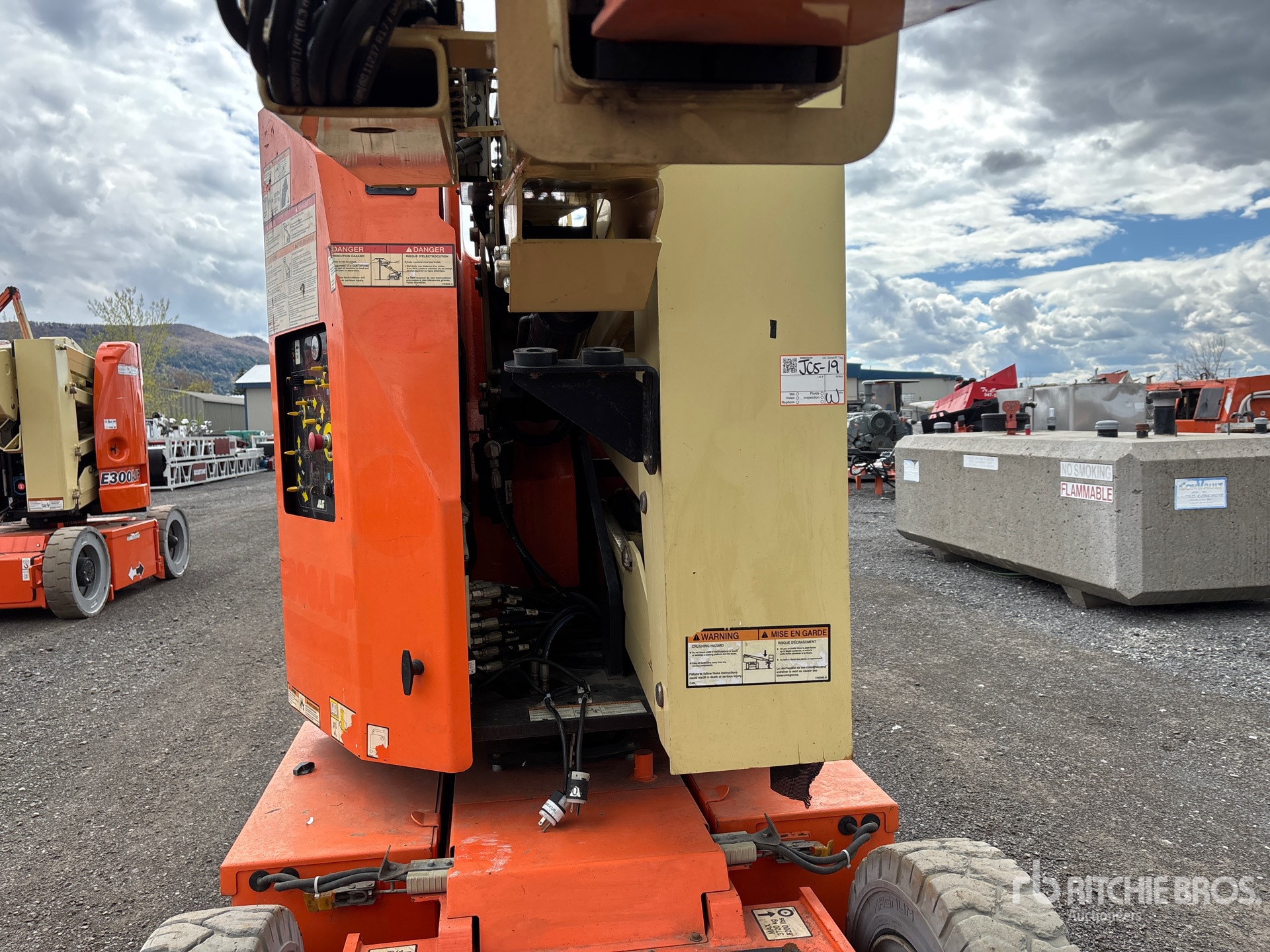 2015 JLG E300 AJP