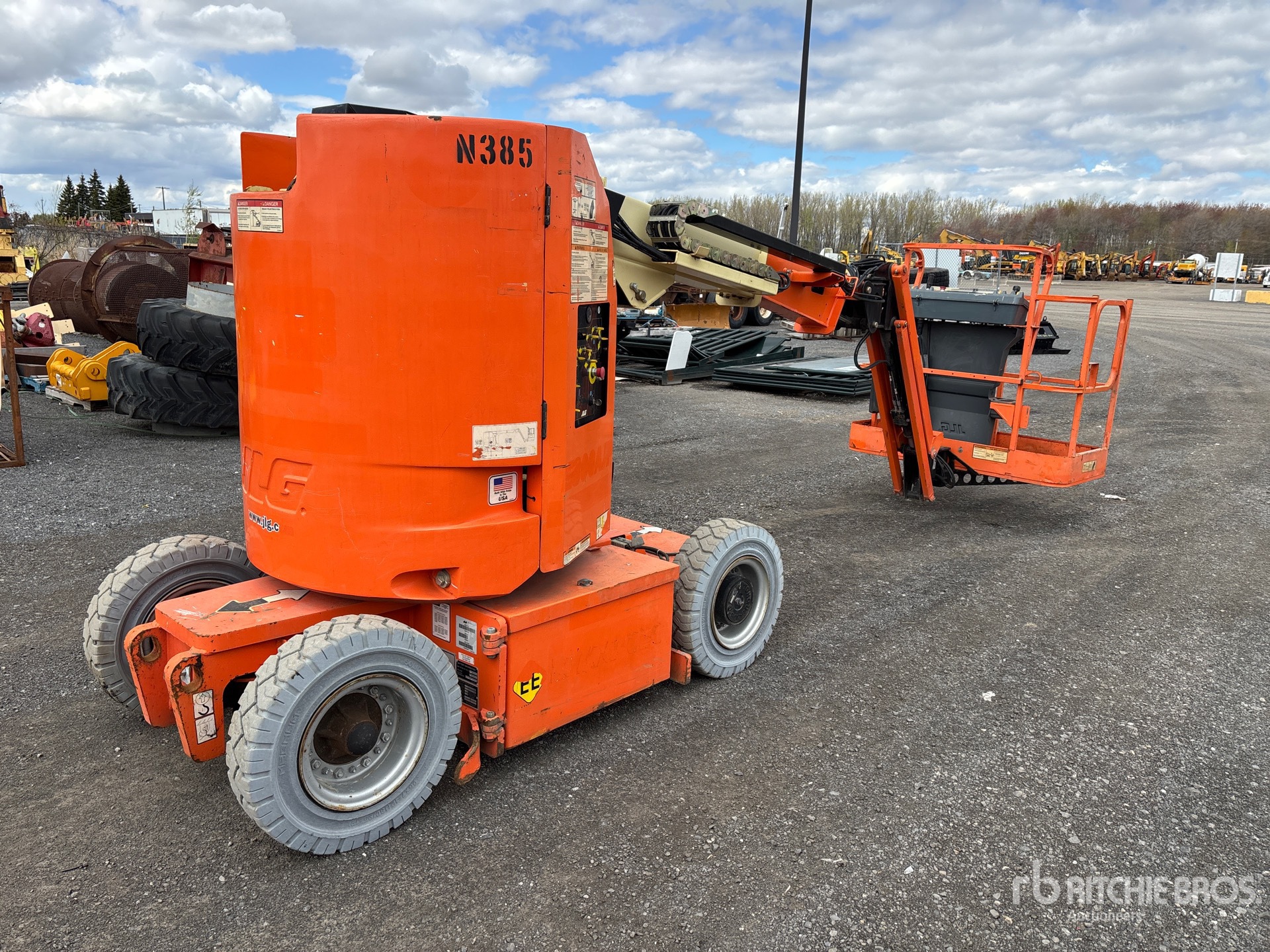 2015 JLG E300 AJP
