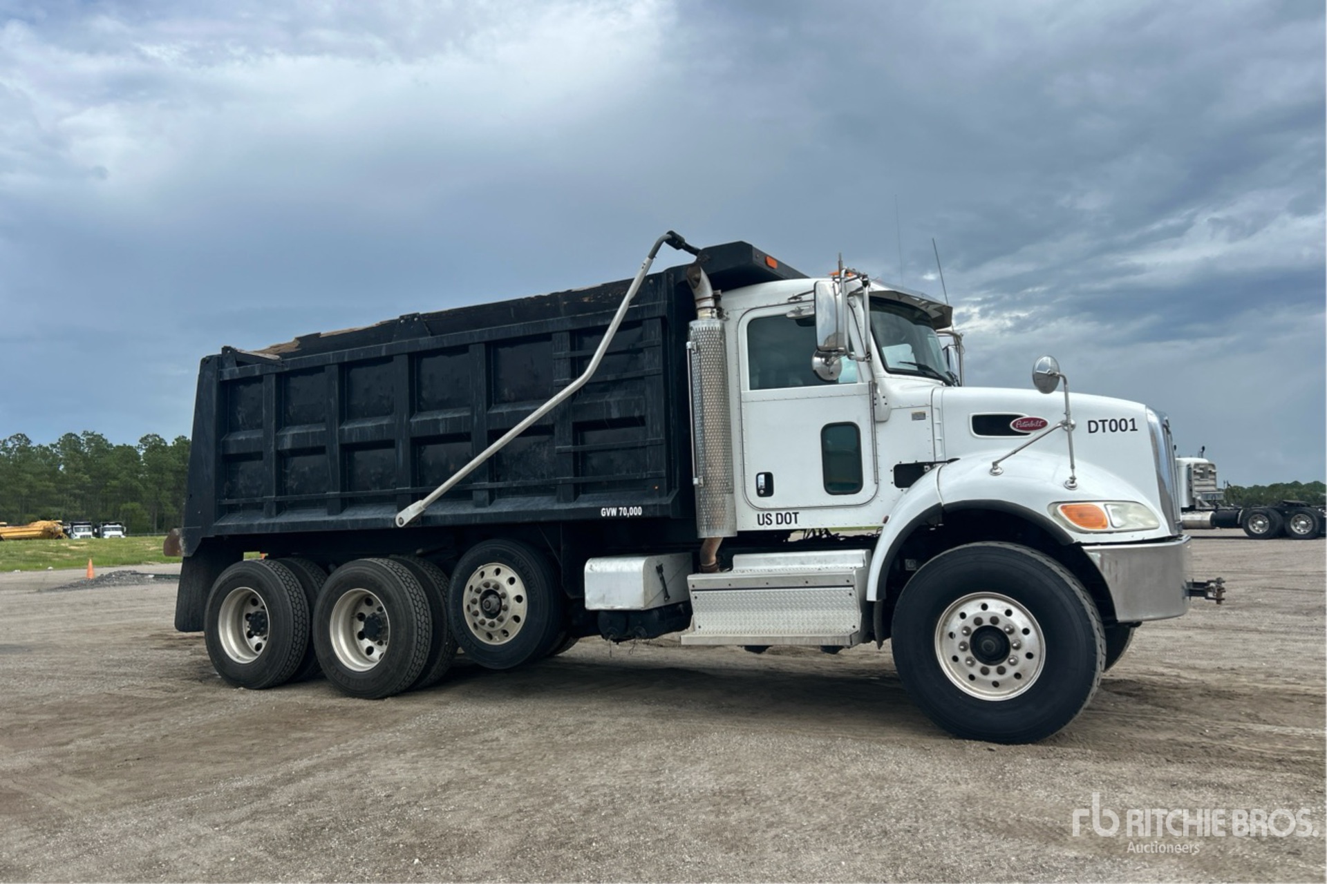 2019 Peterbilt 348