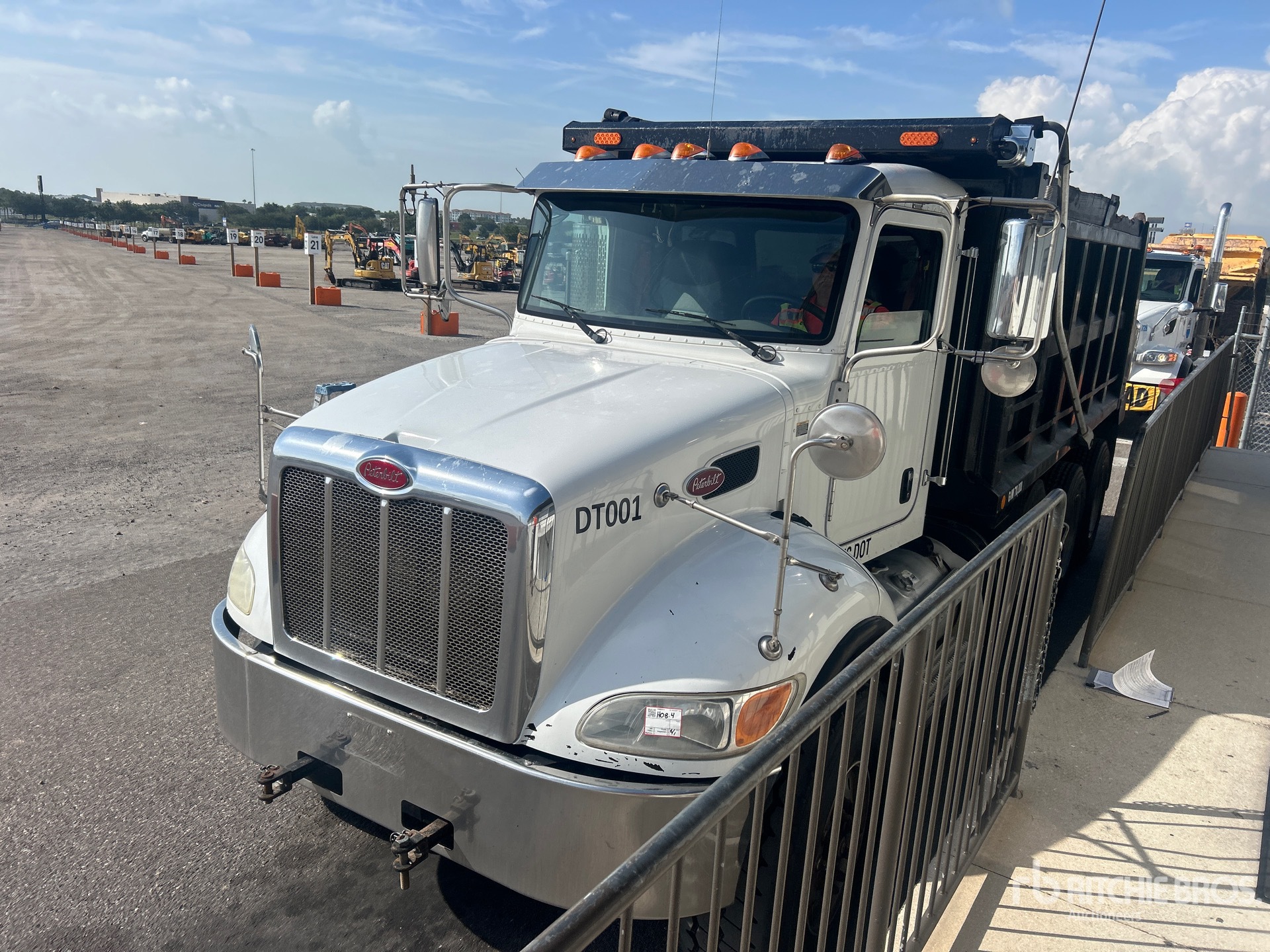 2019 Peterbilt 348