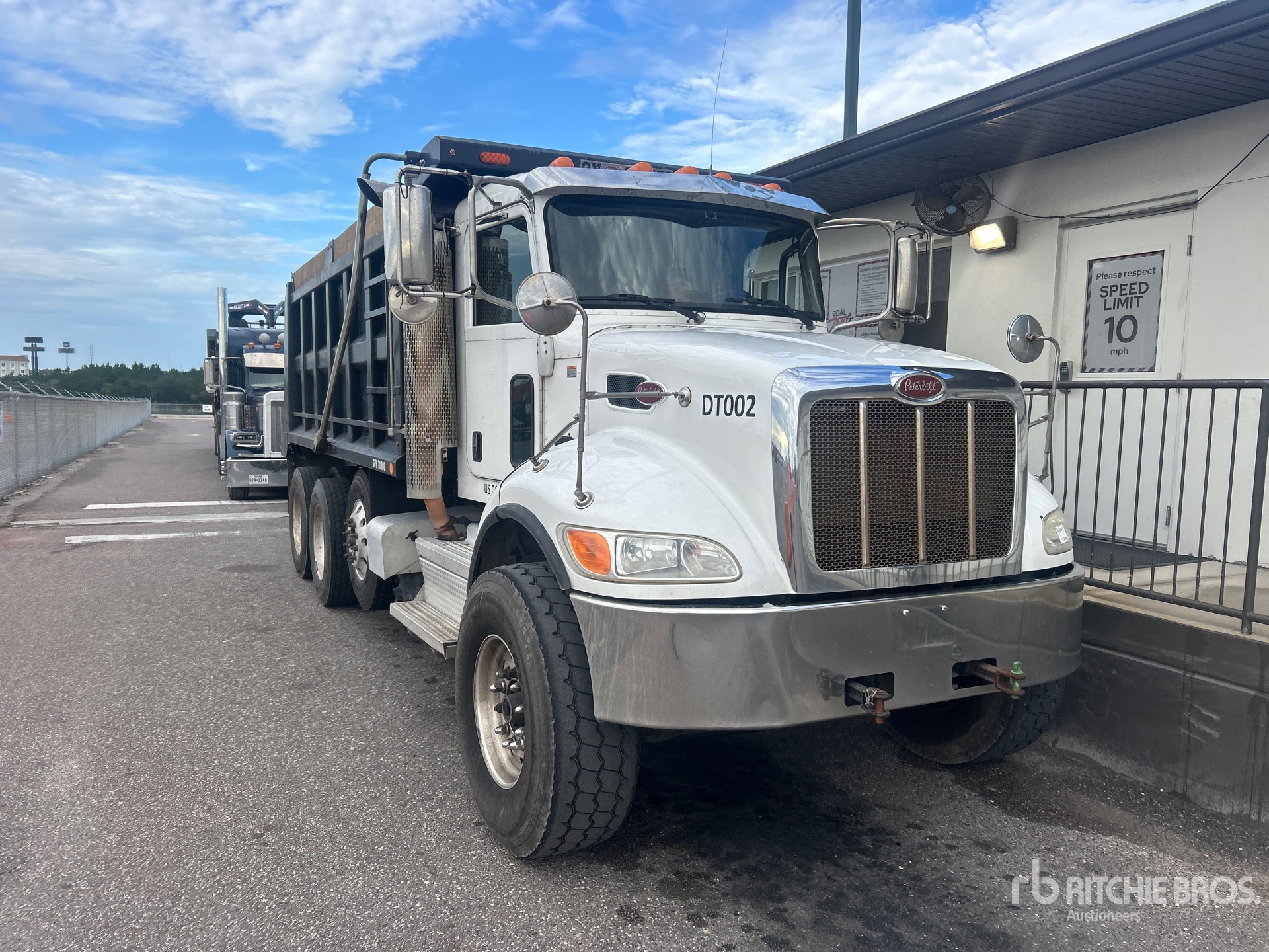 2019 Peterbilt 348