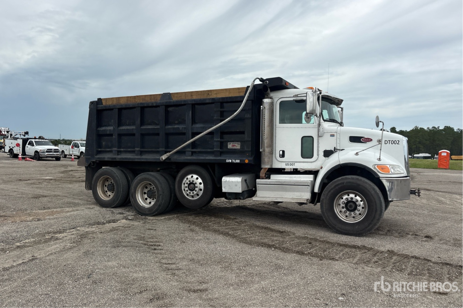 2019 Peterbilt 348