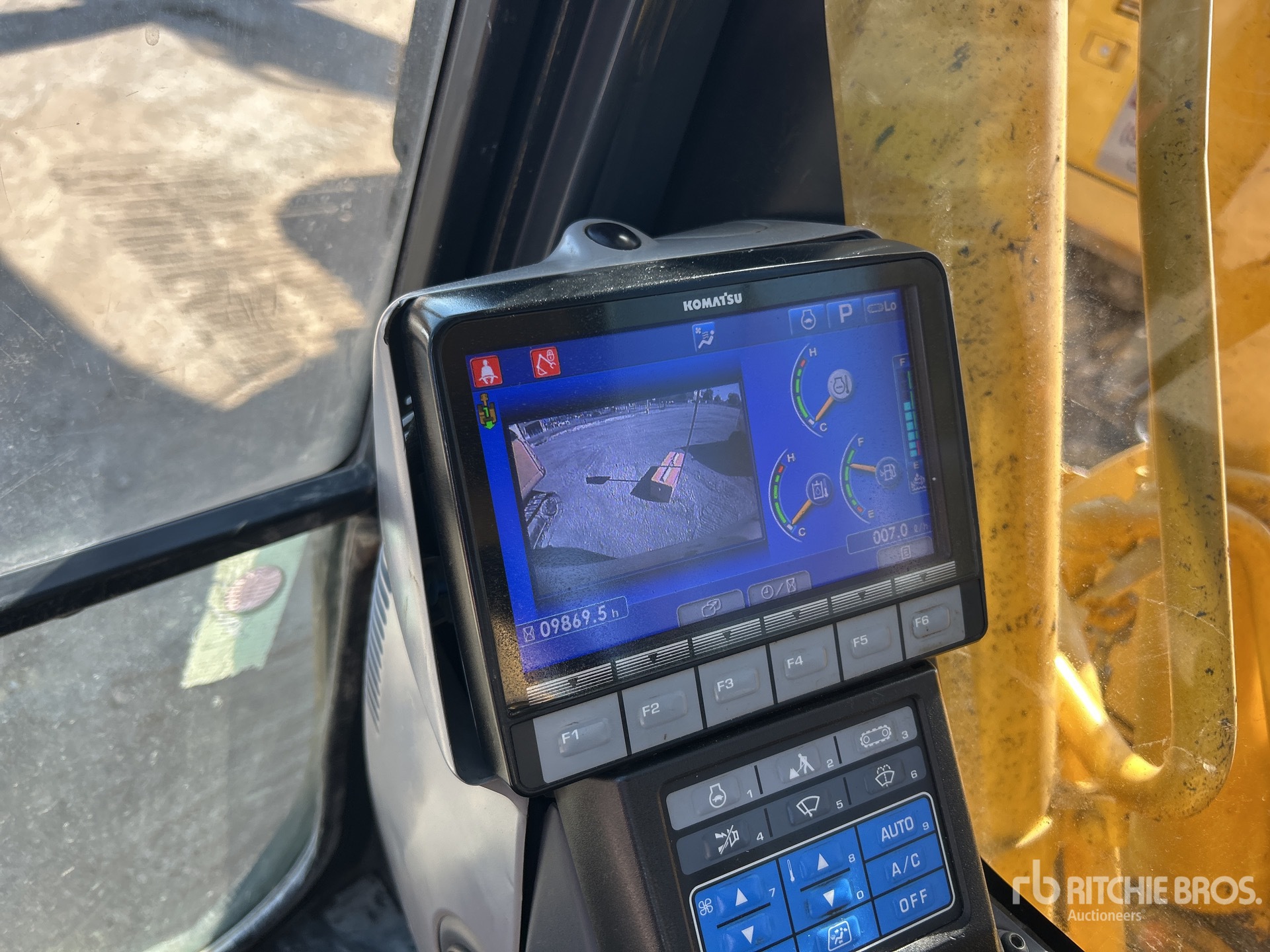 2016 Komatsu PC210LC-11