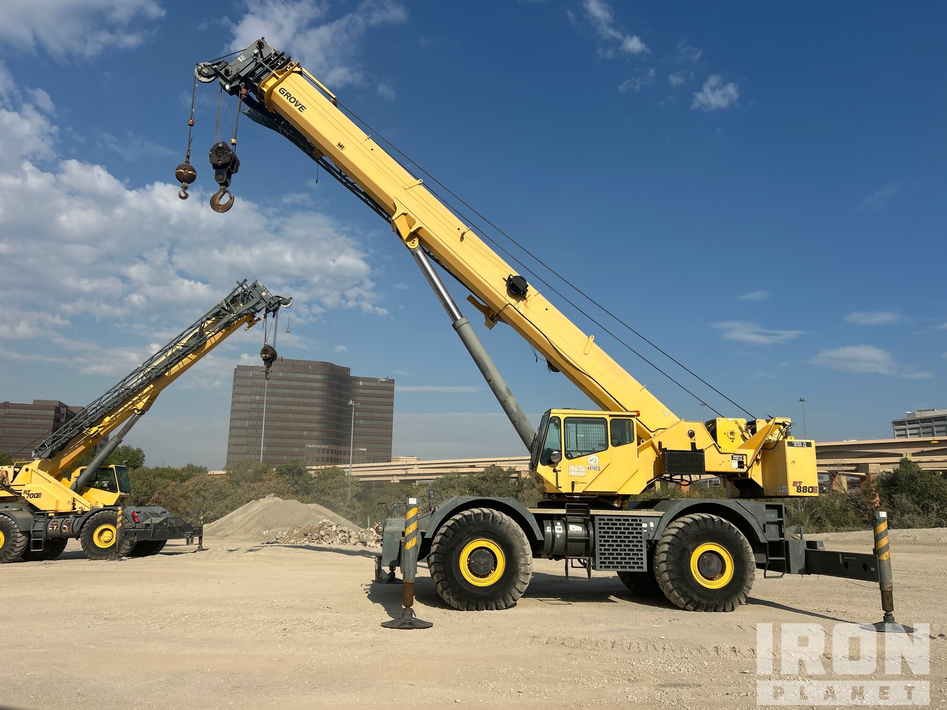 2010 Grove RT880E