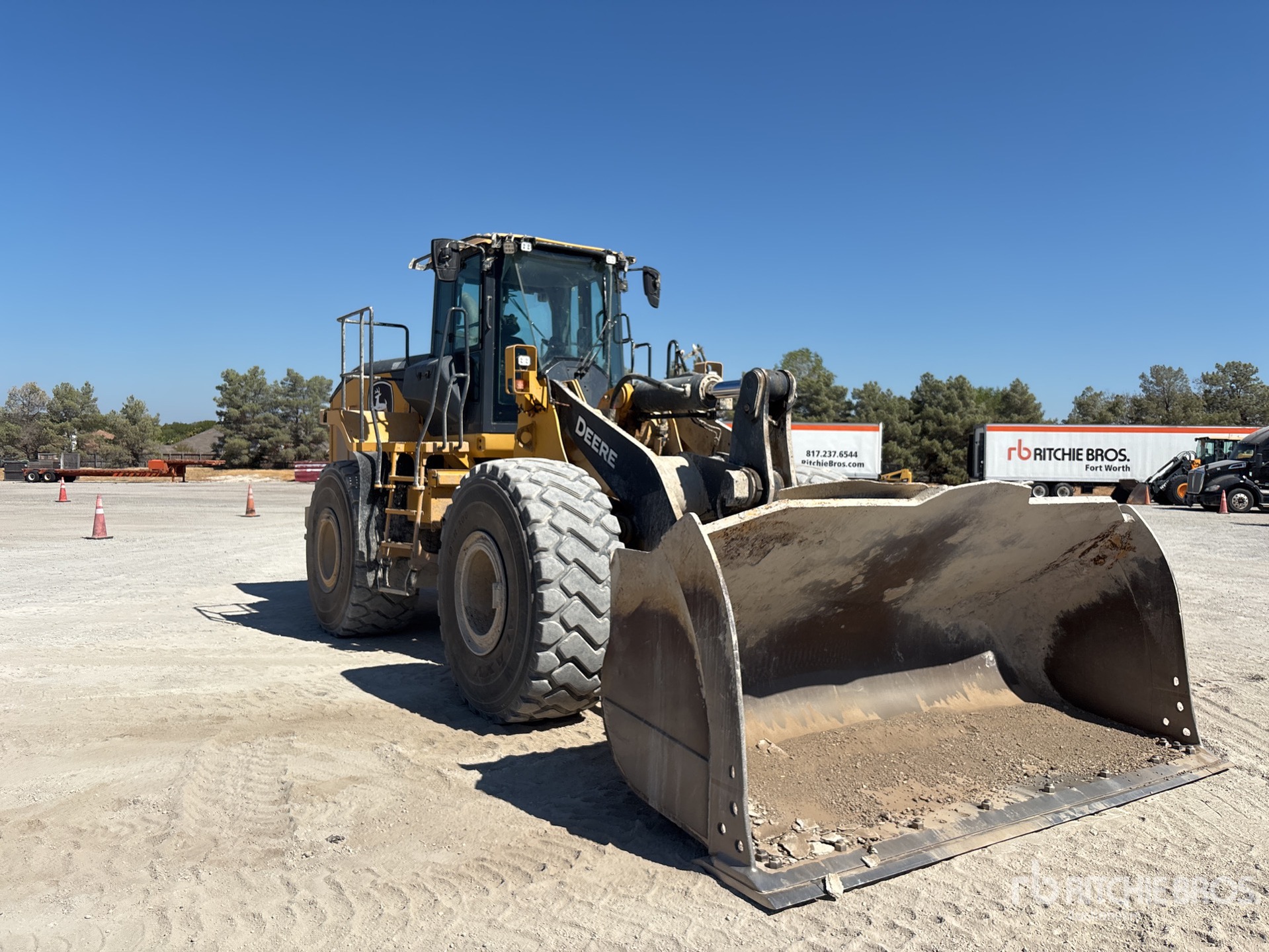 2020 John Deere 744L