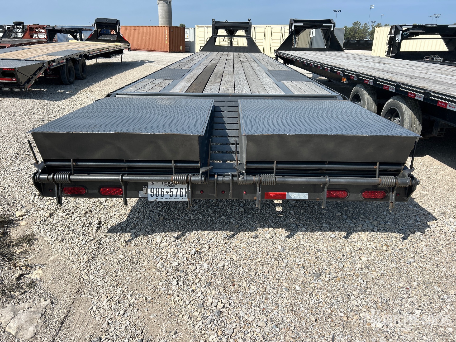 2025 Delco 40 ft T/A Gooseneck
