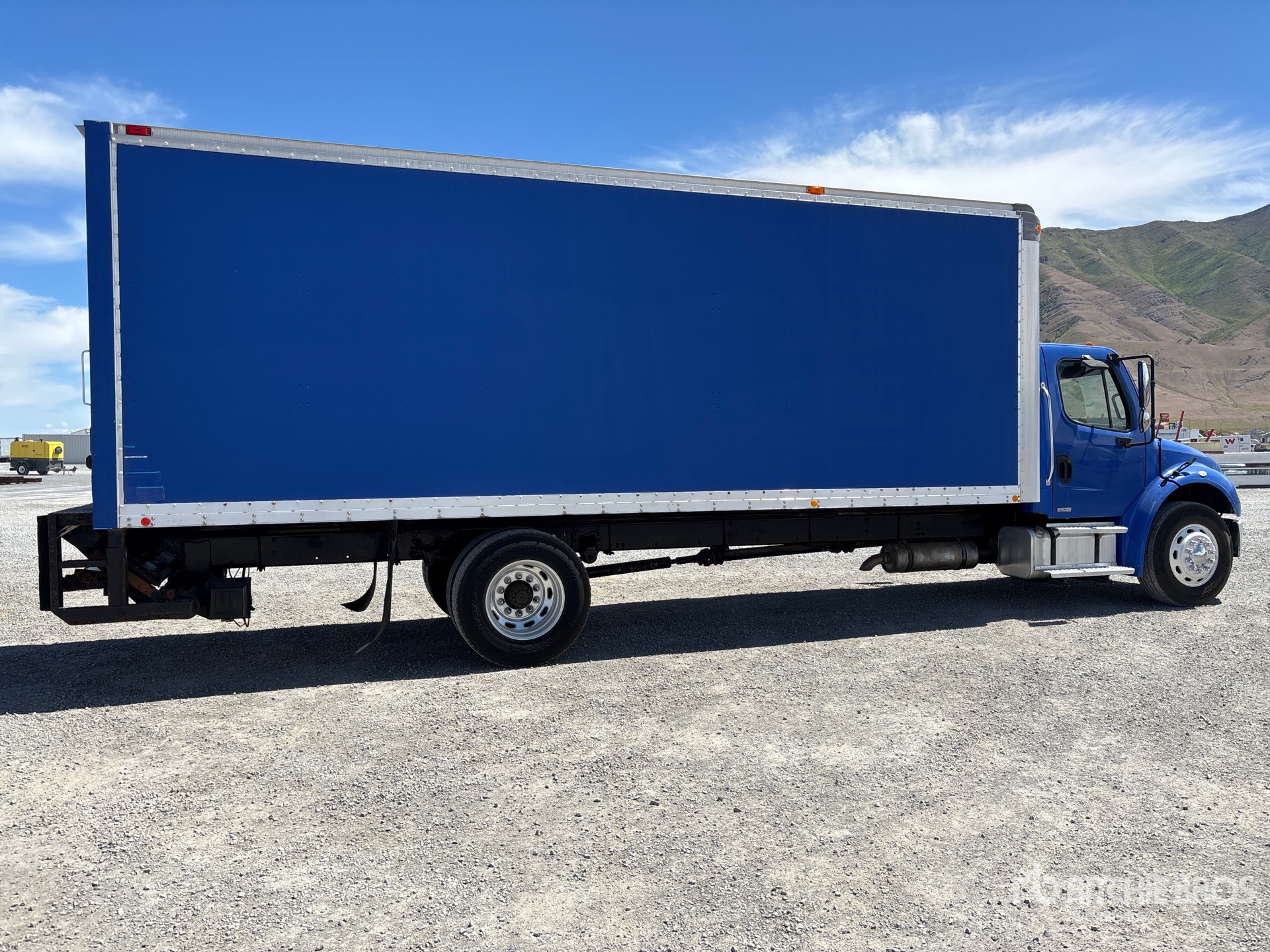 2005 Freightliner M2 106