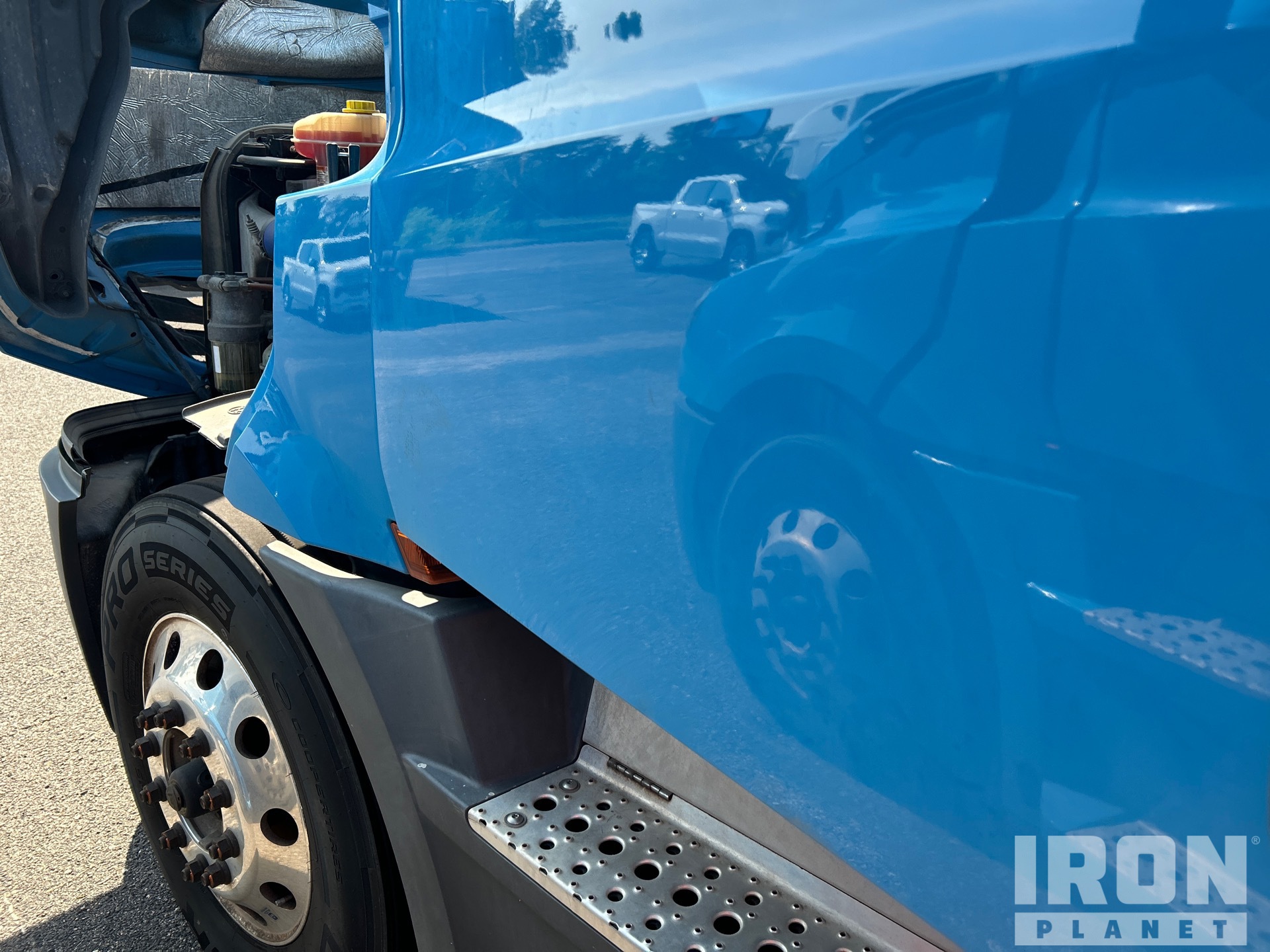 2020 Freightliner CASCADIA 126