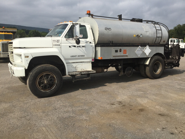 Etnyre Asphalt Distributor on 1988 Ford F800F Truck