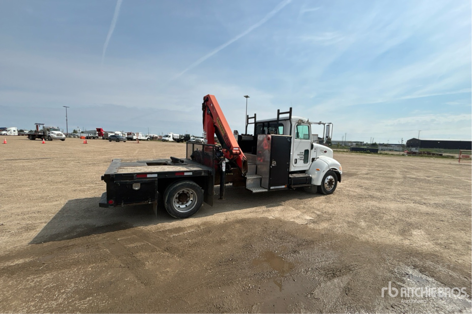 2009 Peterbilt 325