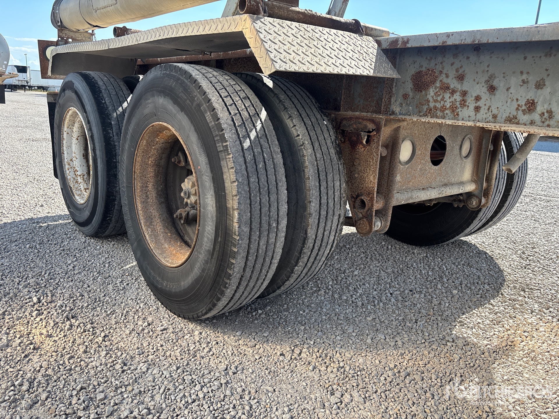 1984 Fruehauf 1000 cft T/A