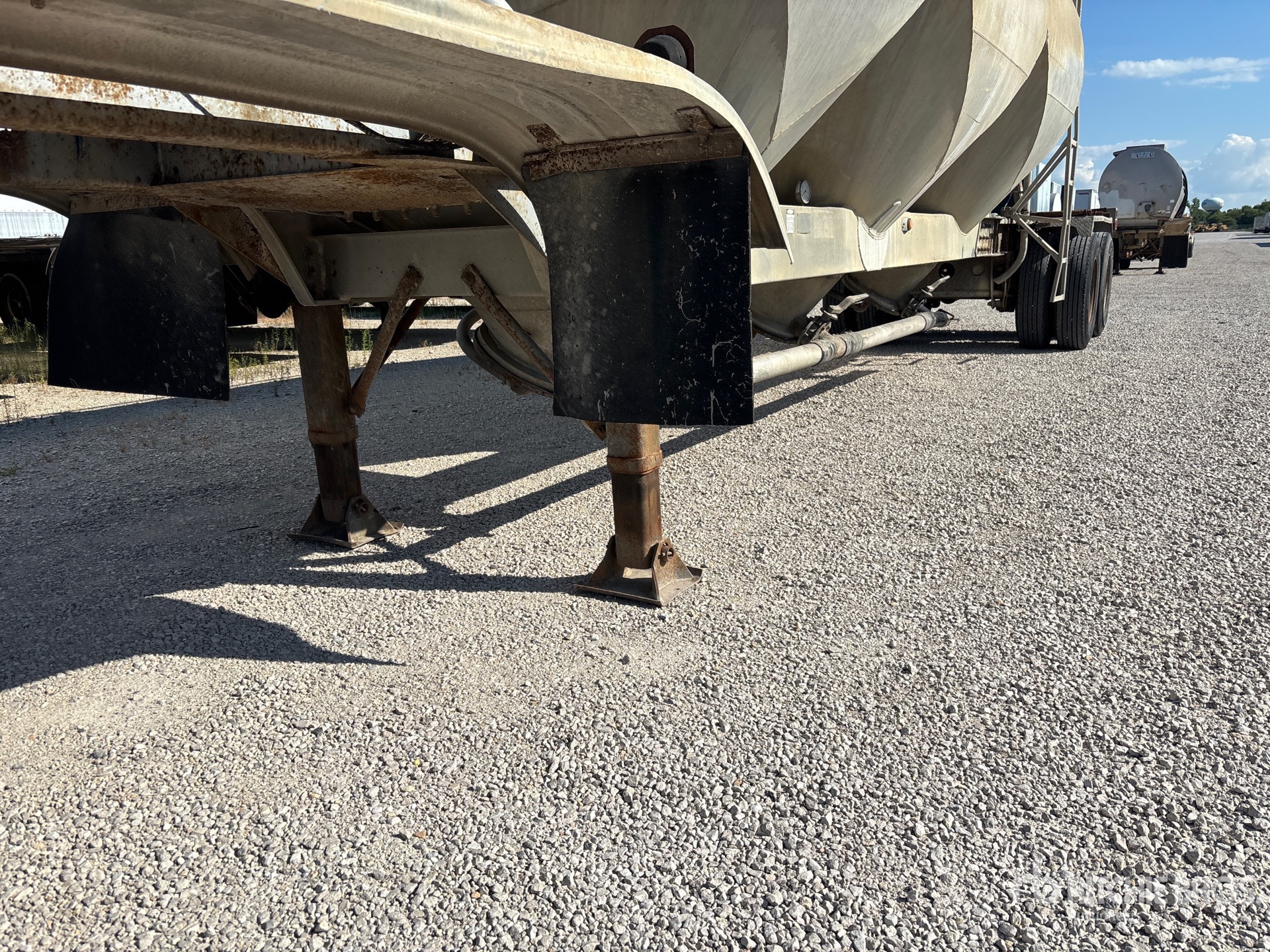 1984 Fruehauf 1000 cft T/A