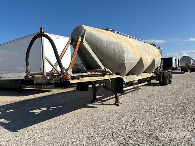 1984 Fruehauf Pneumatic Bulk Trailer