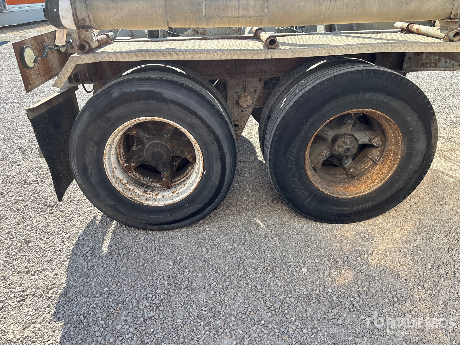 1984 Fruehauf 1000 cft T/A