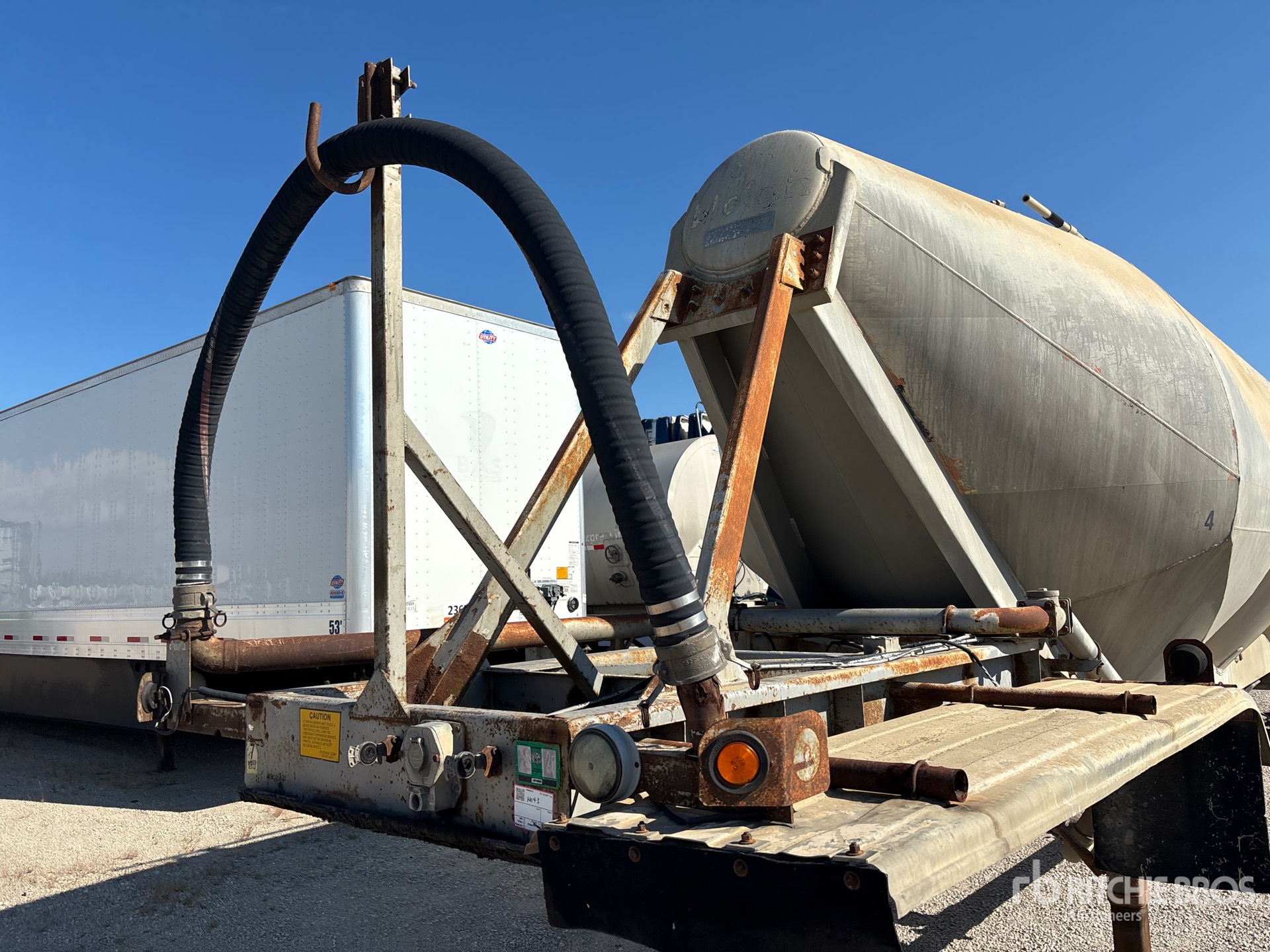 1984 Fruehauf 1000 cft T/A