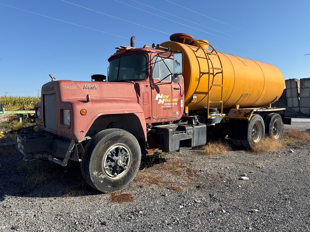 1977 Mack RD686 3500 gal 6x4 Water Truck (Inoperable)
