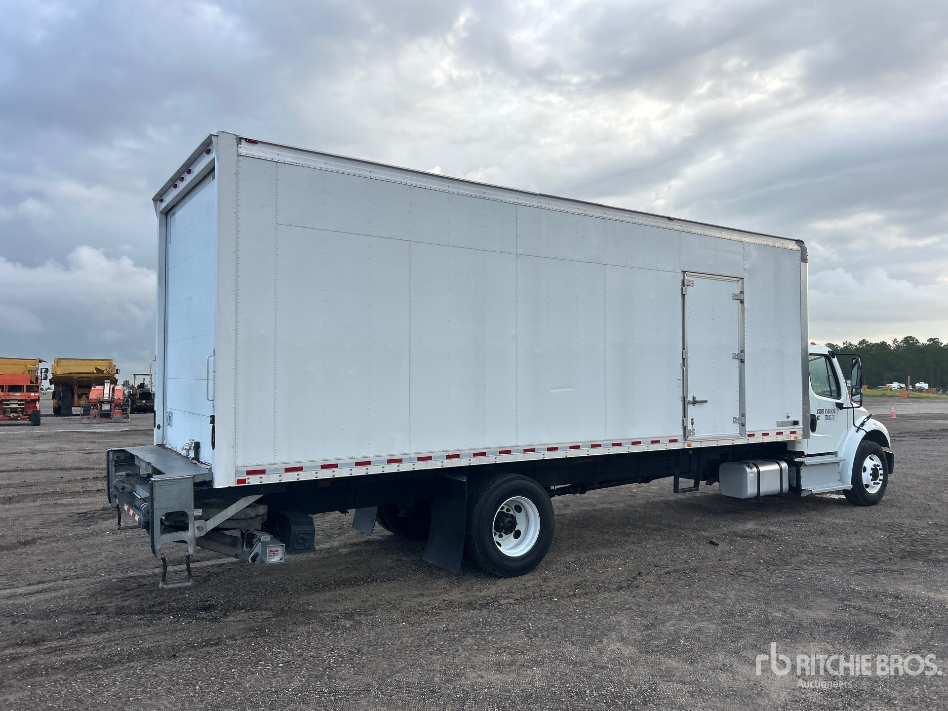 2019 Freightliner M2106