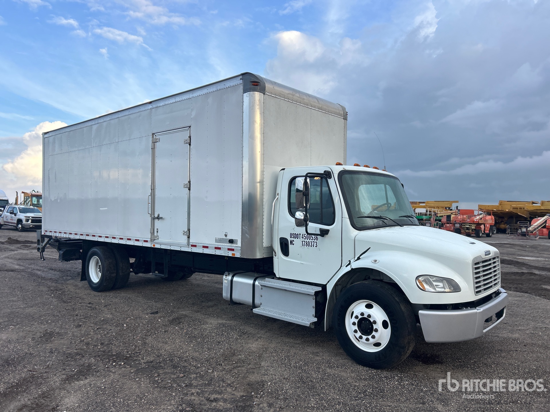 2019 Freightliner M2106