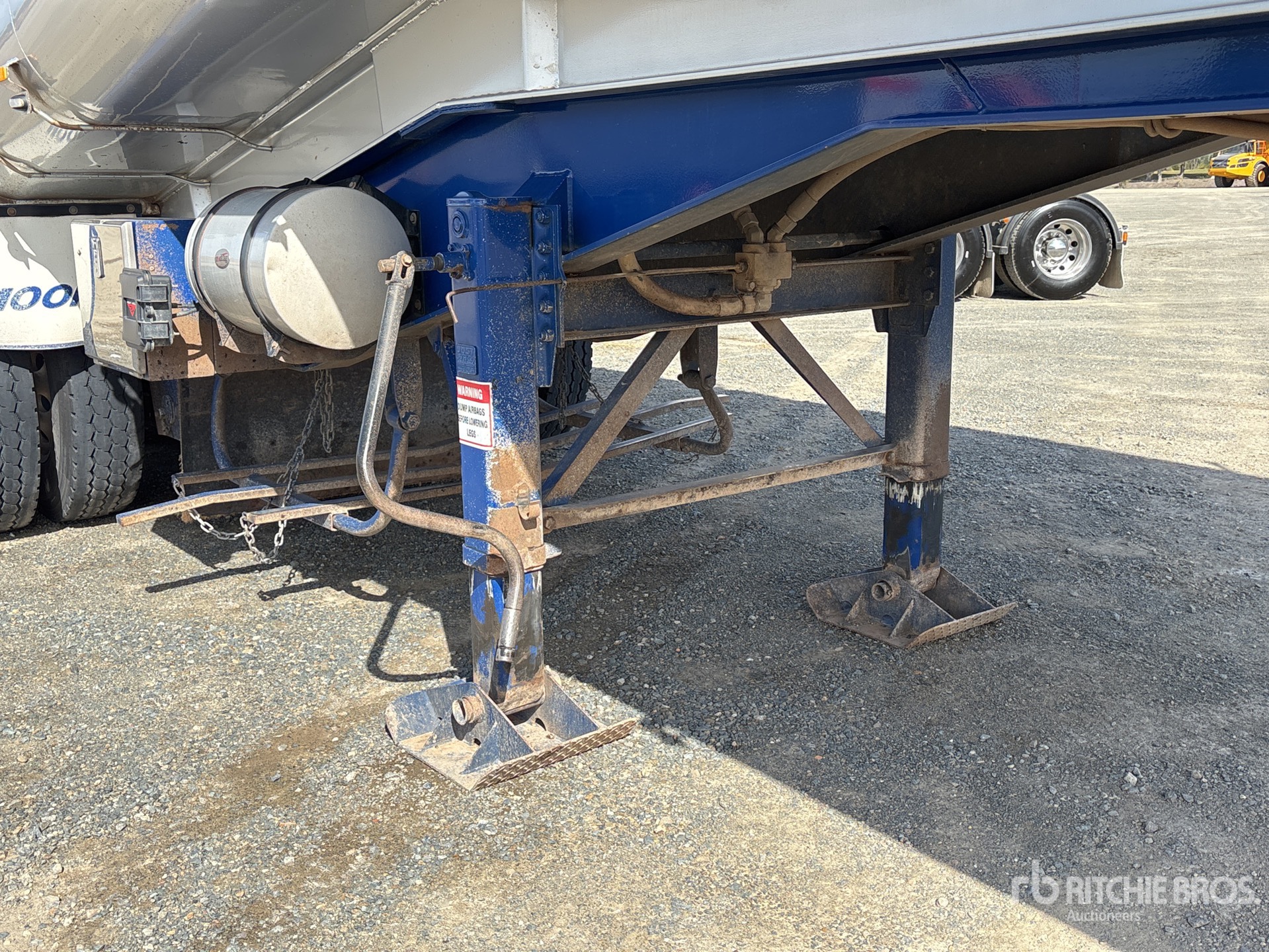 2022 Moore 9.8 m Tri/A Step Deck