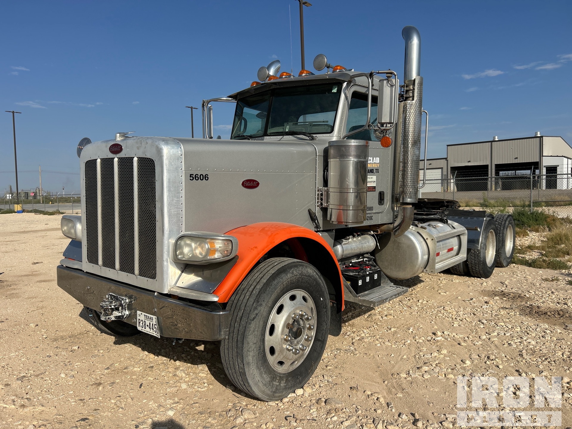 Photo of 2015 Peterbilt 389