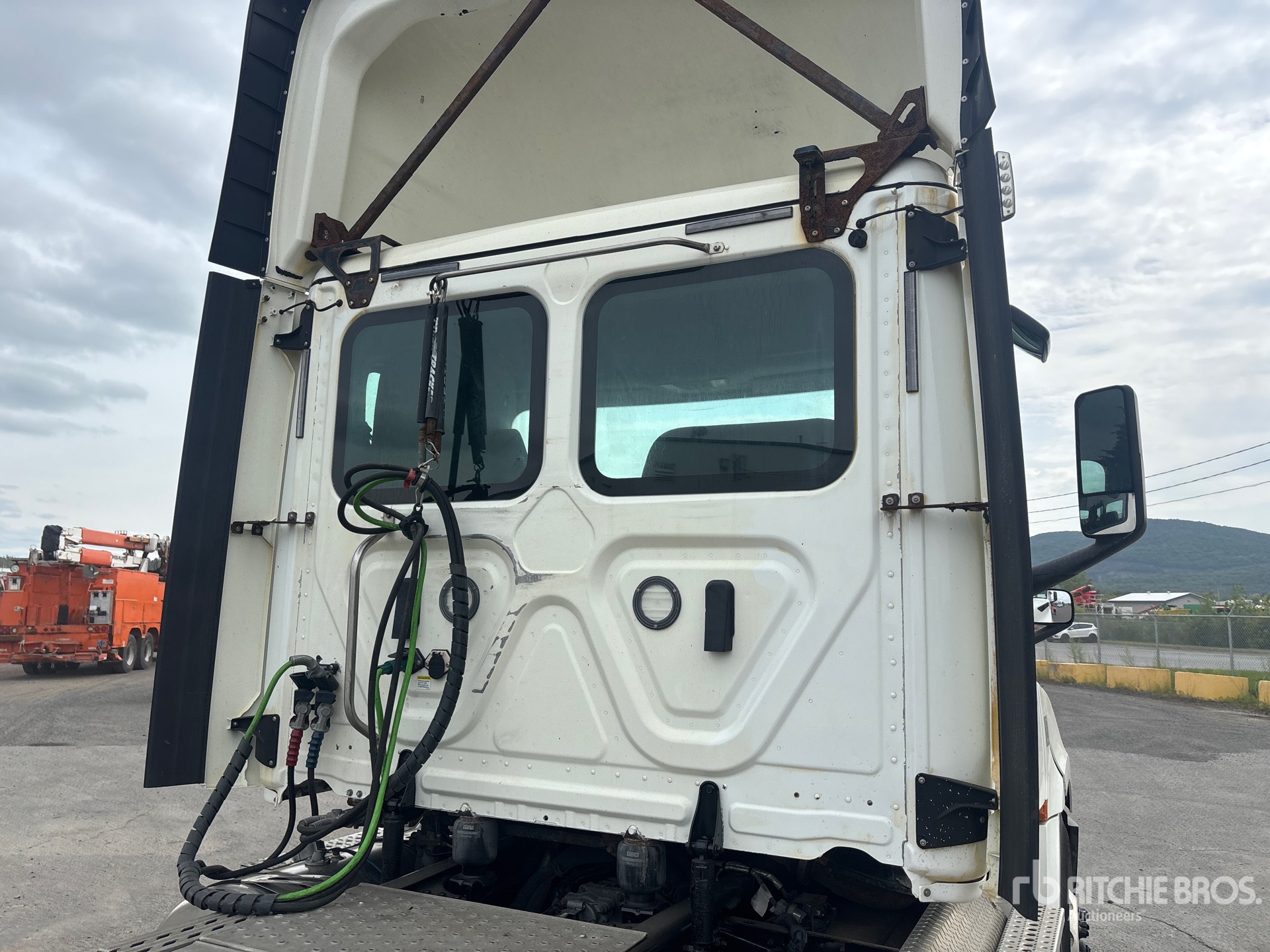 2019 Freightliner CASCADIA 126