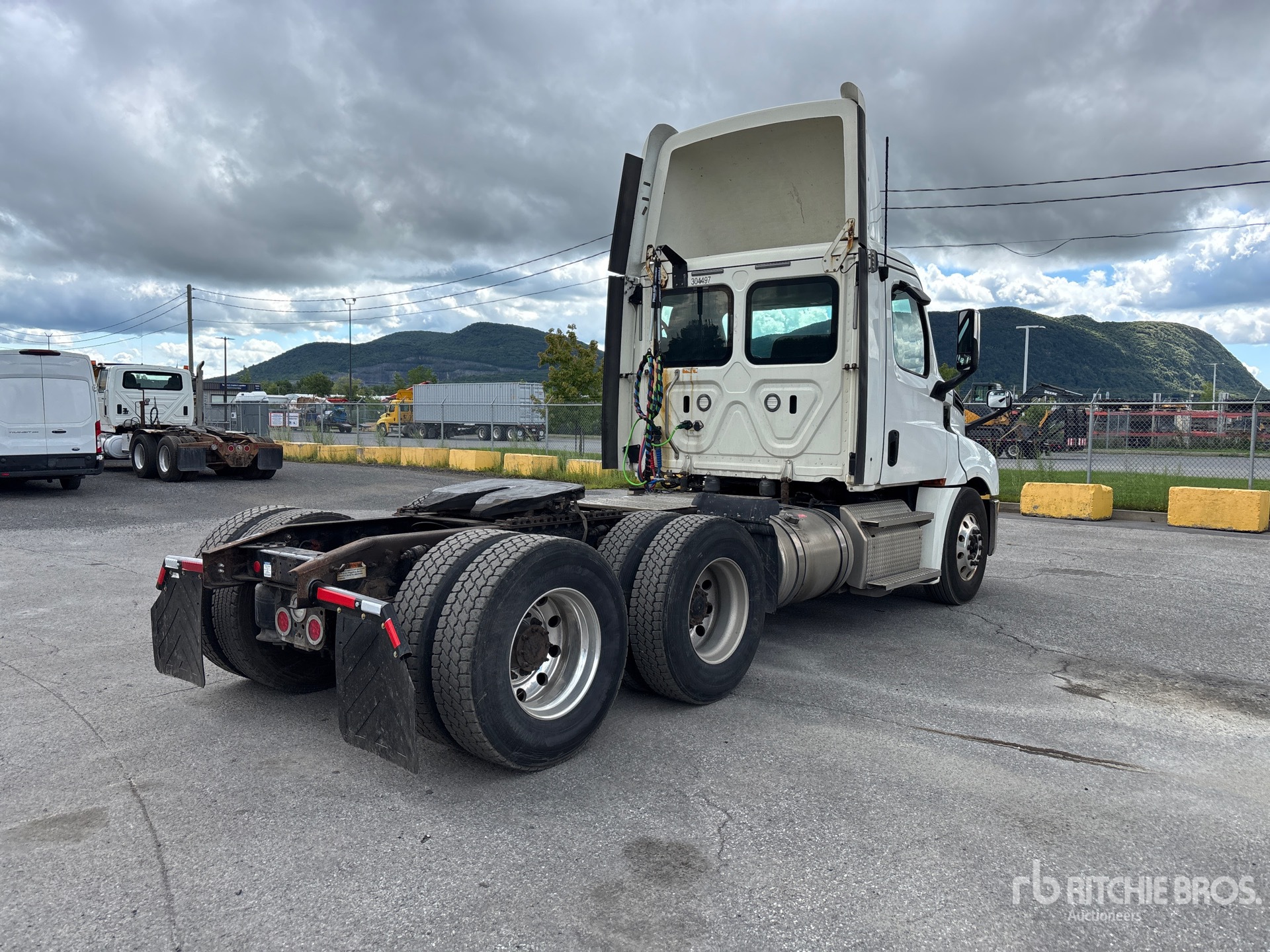 2020 Freightliner CASCADIA 126