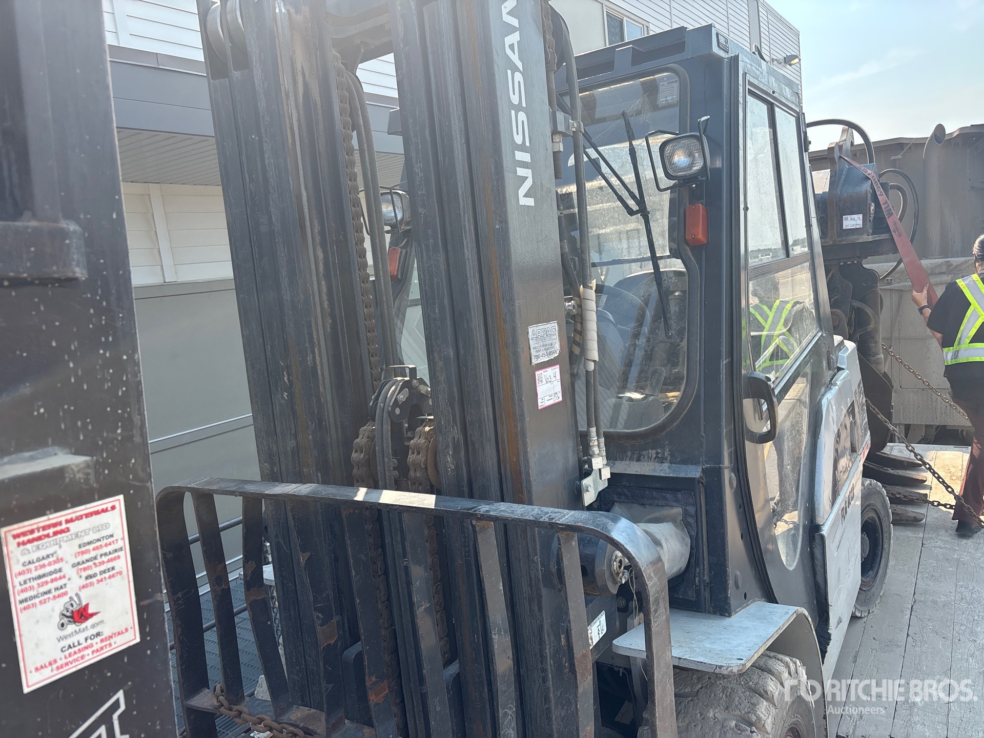 2011 Nissan 9500 LB PNEUMATIC TIRE