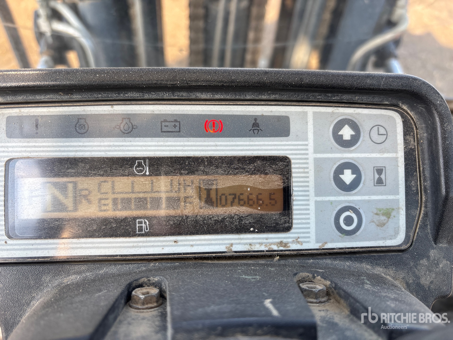 2011 Nissan 9500 LB PNEUMATIC TIRE