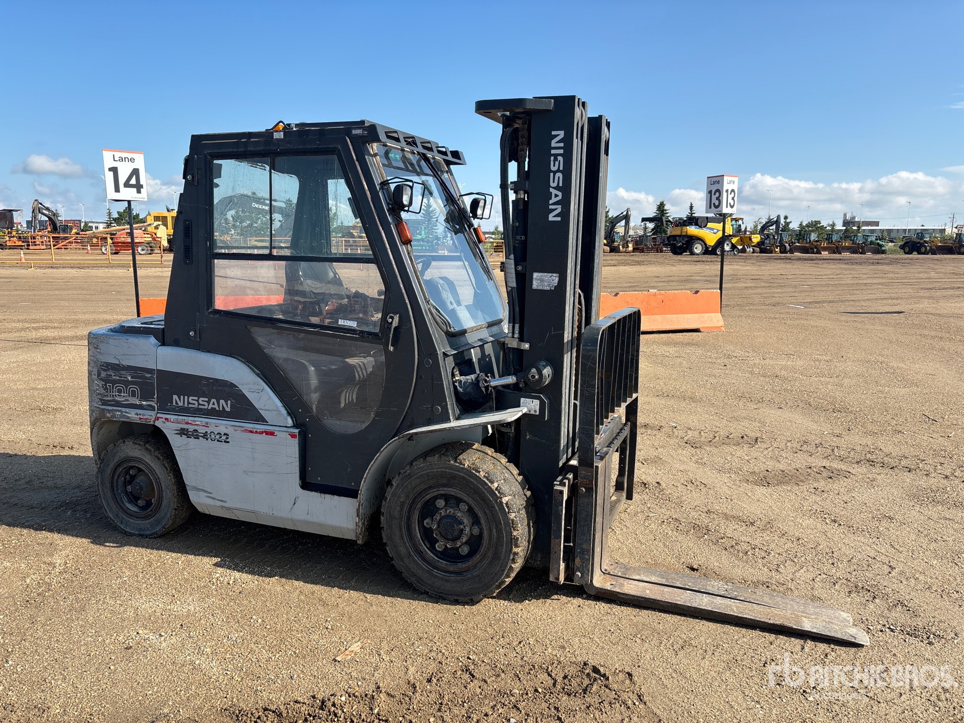 2011 Nissan 9500 LB PNEUMATIC TIRE