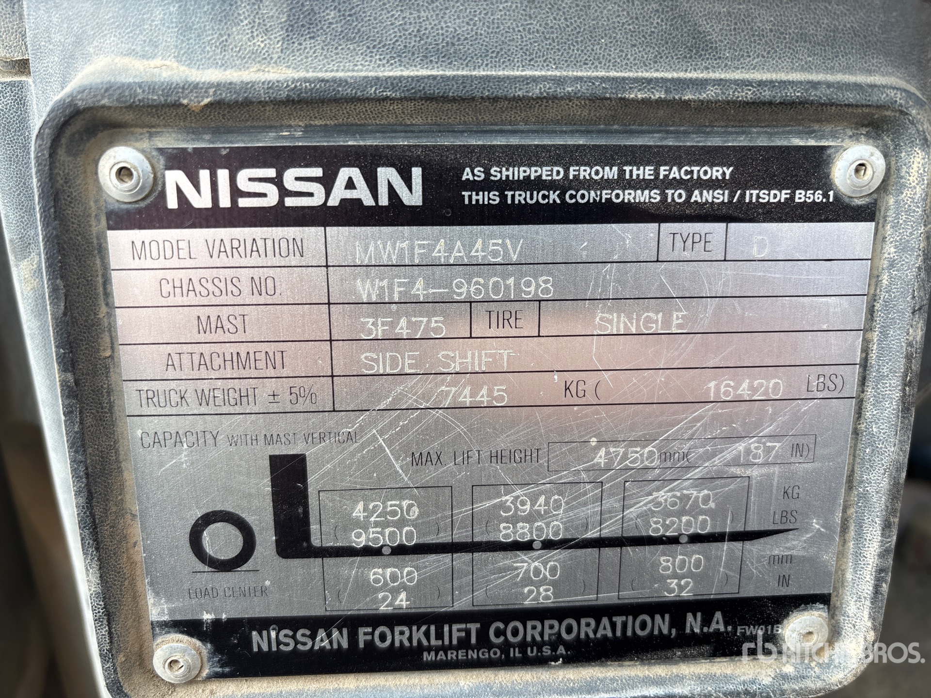 2011 Nissan 9500 LB PNEUMATIC TIRE