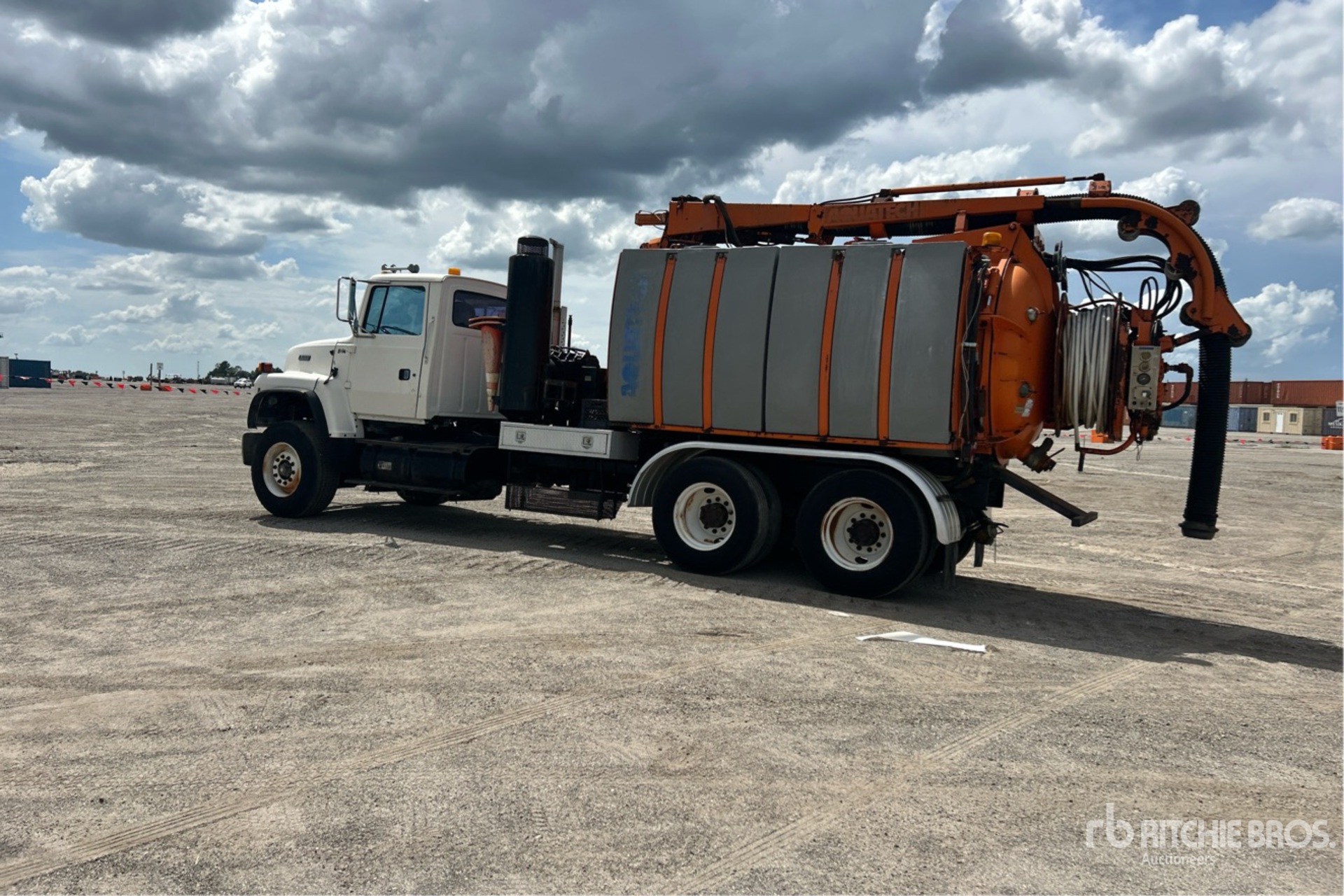 1996 Ford L8000