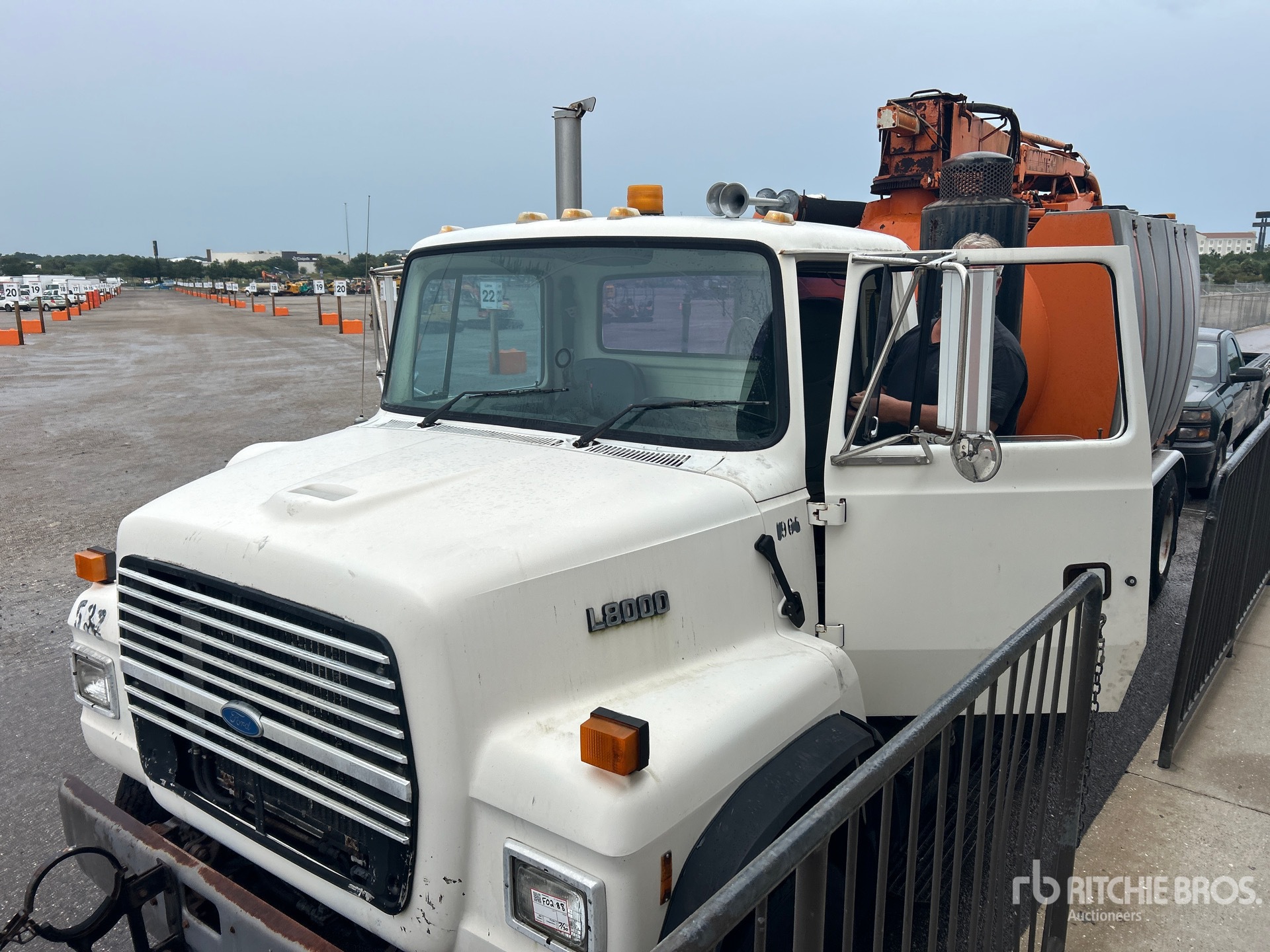 1996 Ford L8000