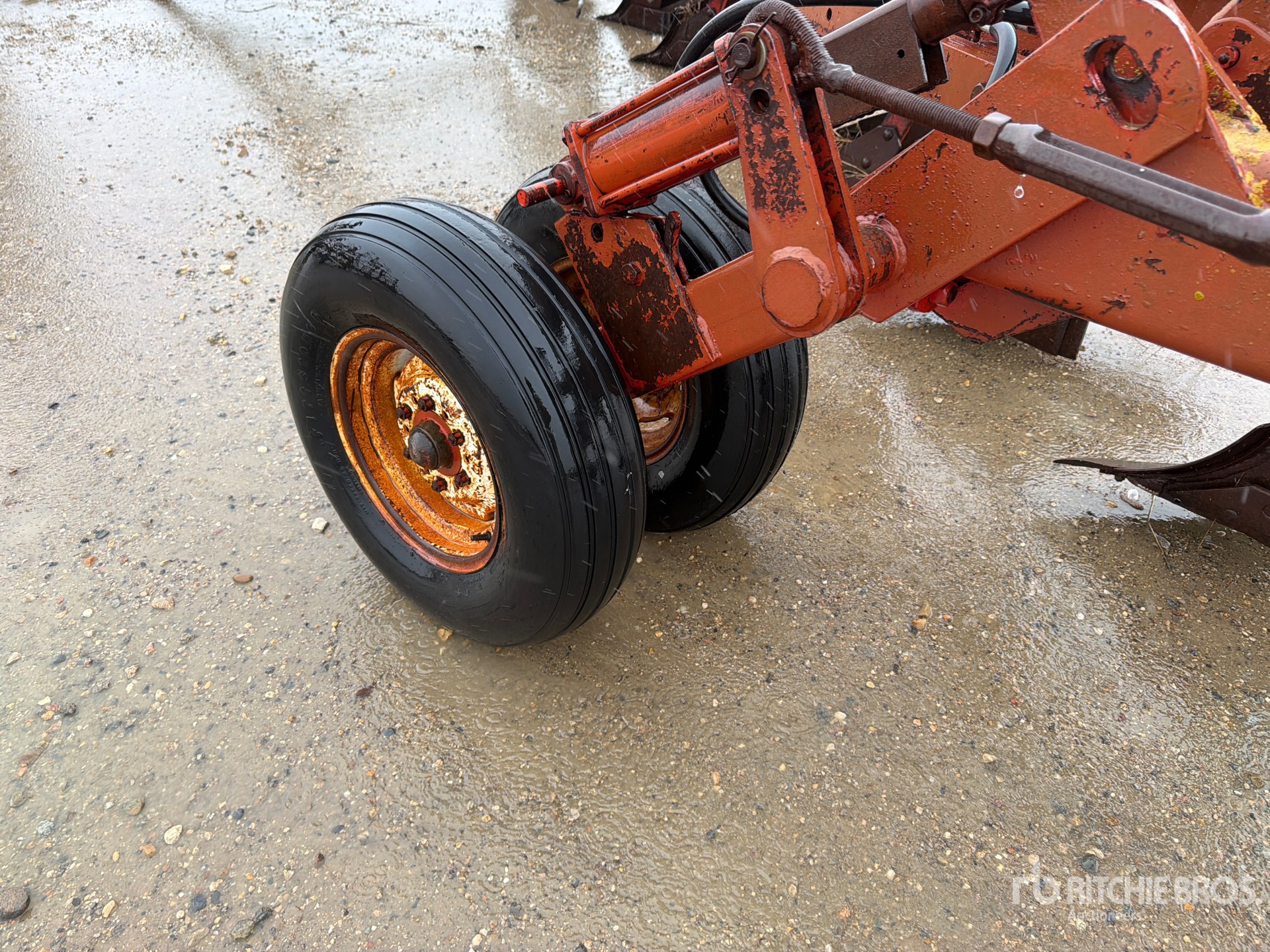 International 8 ft Bottom Moldboard