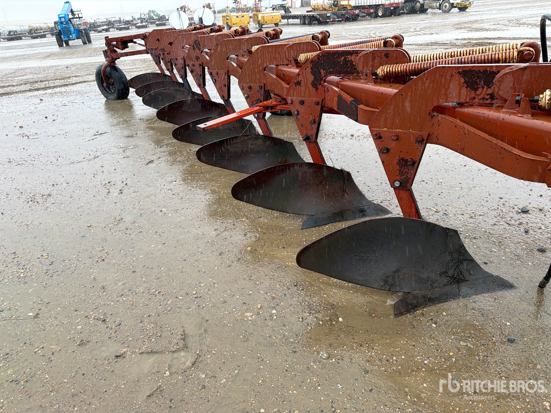 International 8 ft Bottom Moldboard