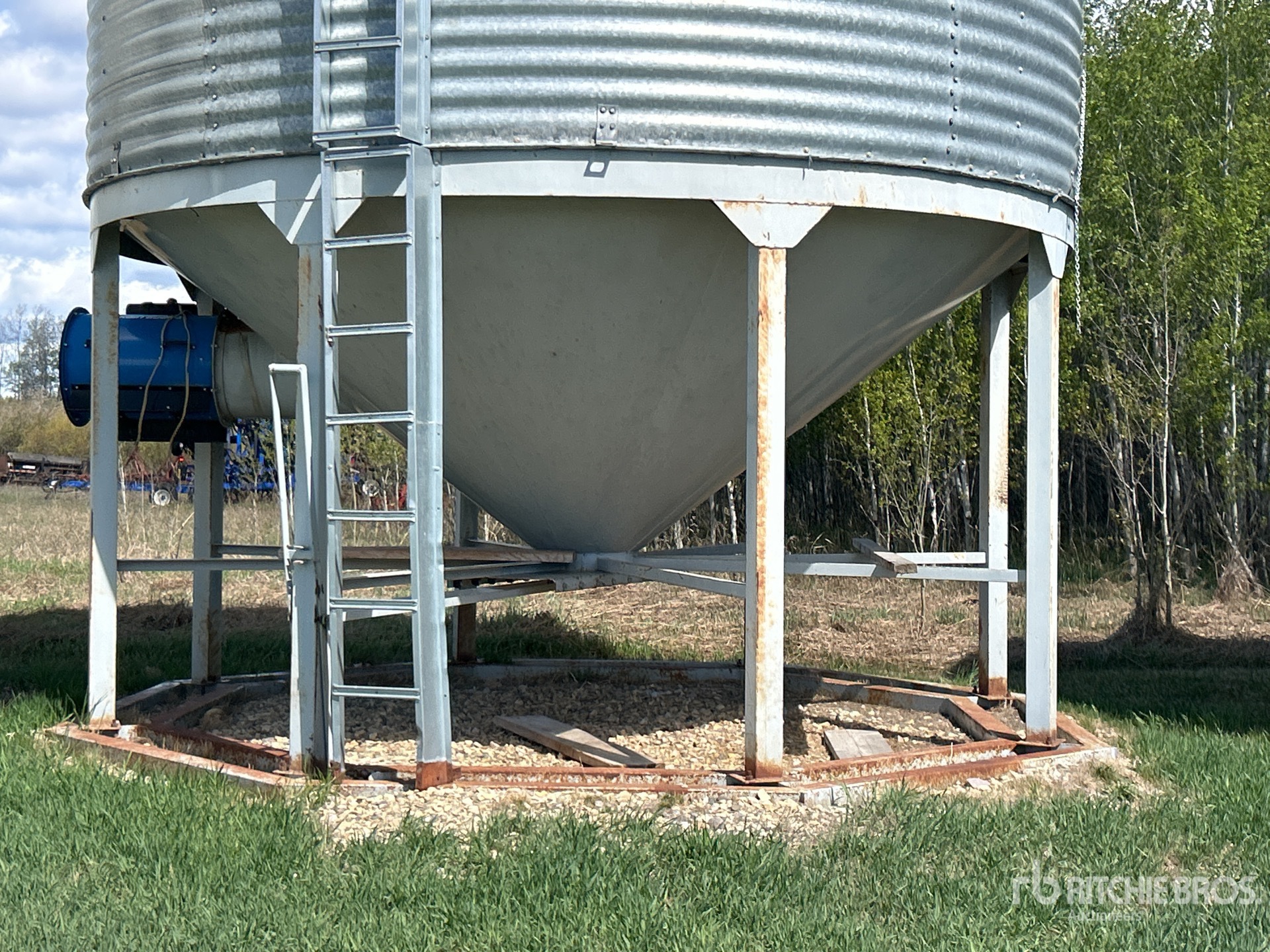 Butler +/- 2200 bu 4 Ring Hopper