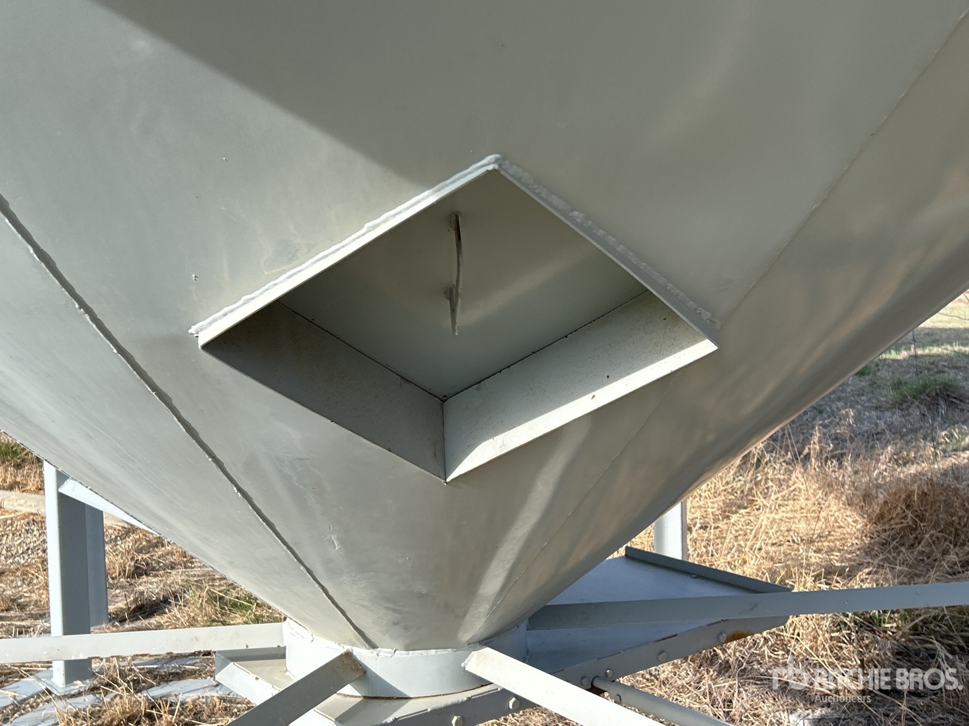 Butler +/- 2200 bu 4 Ring Hopper