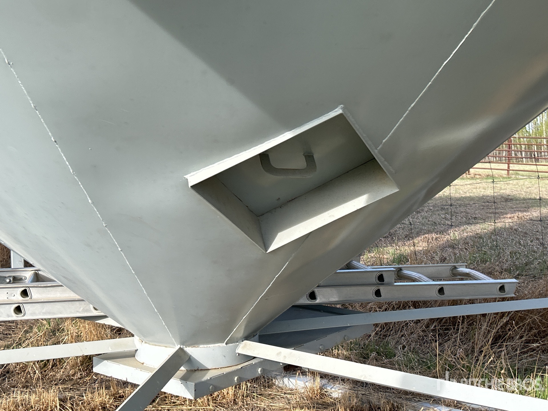Butler +/- 2200 bu 4 Ring Hopper