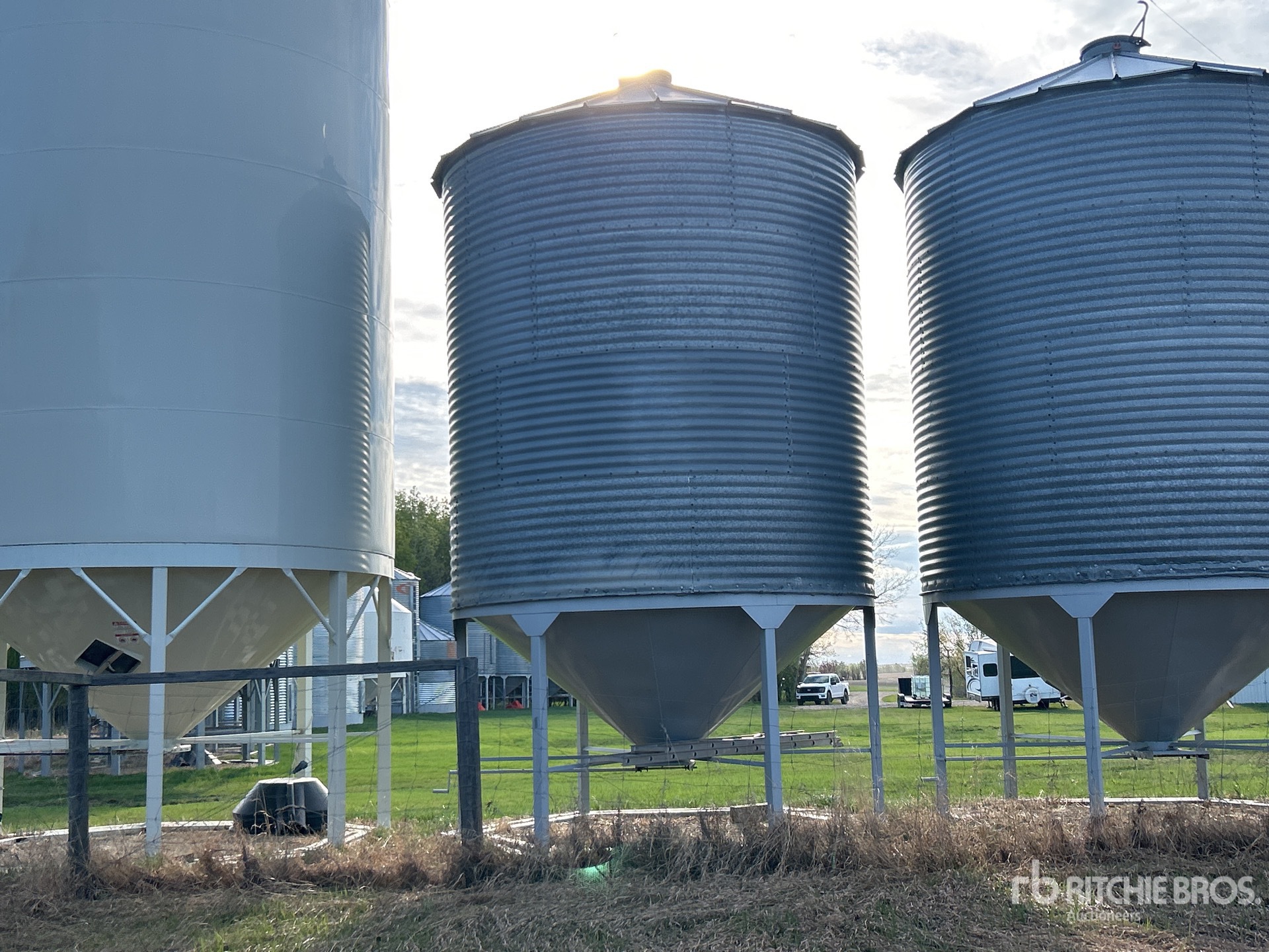 Butler +/- 2200 bu 4 Ring Hopper