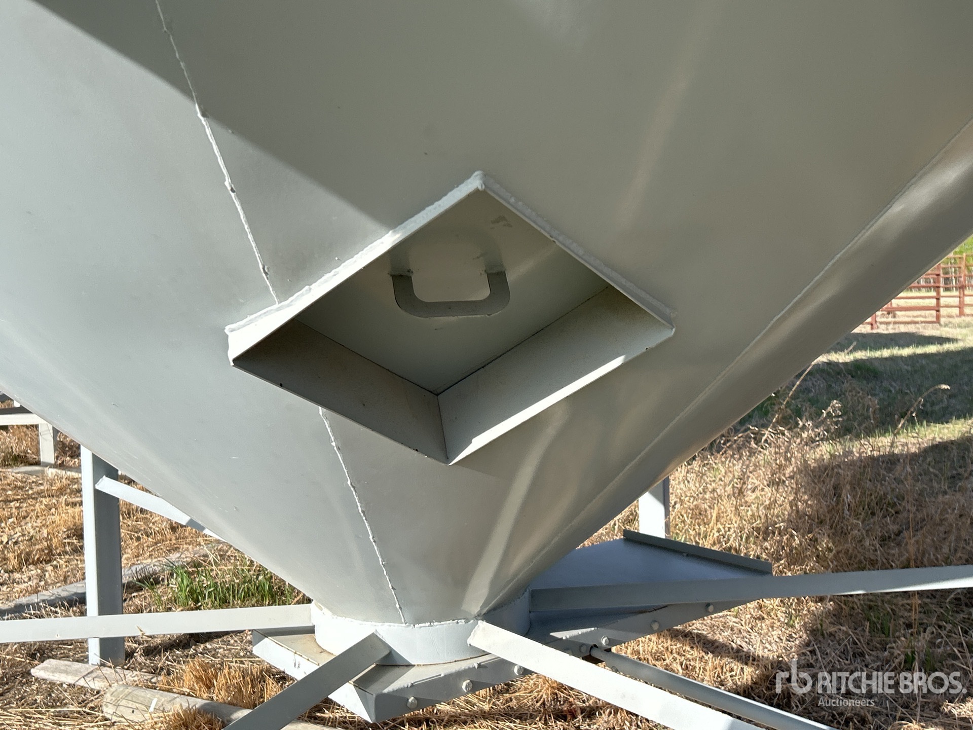 Twister +/- 2200 bu 5 Ring Hopper