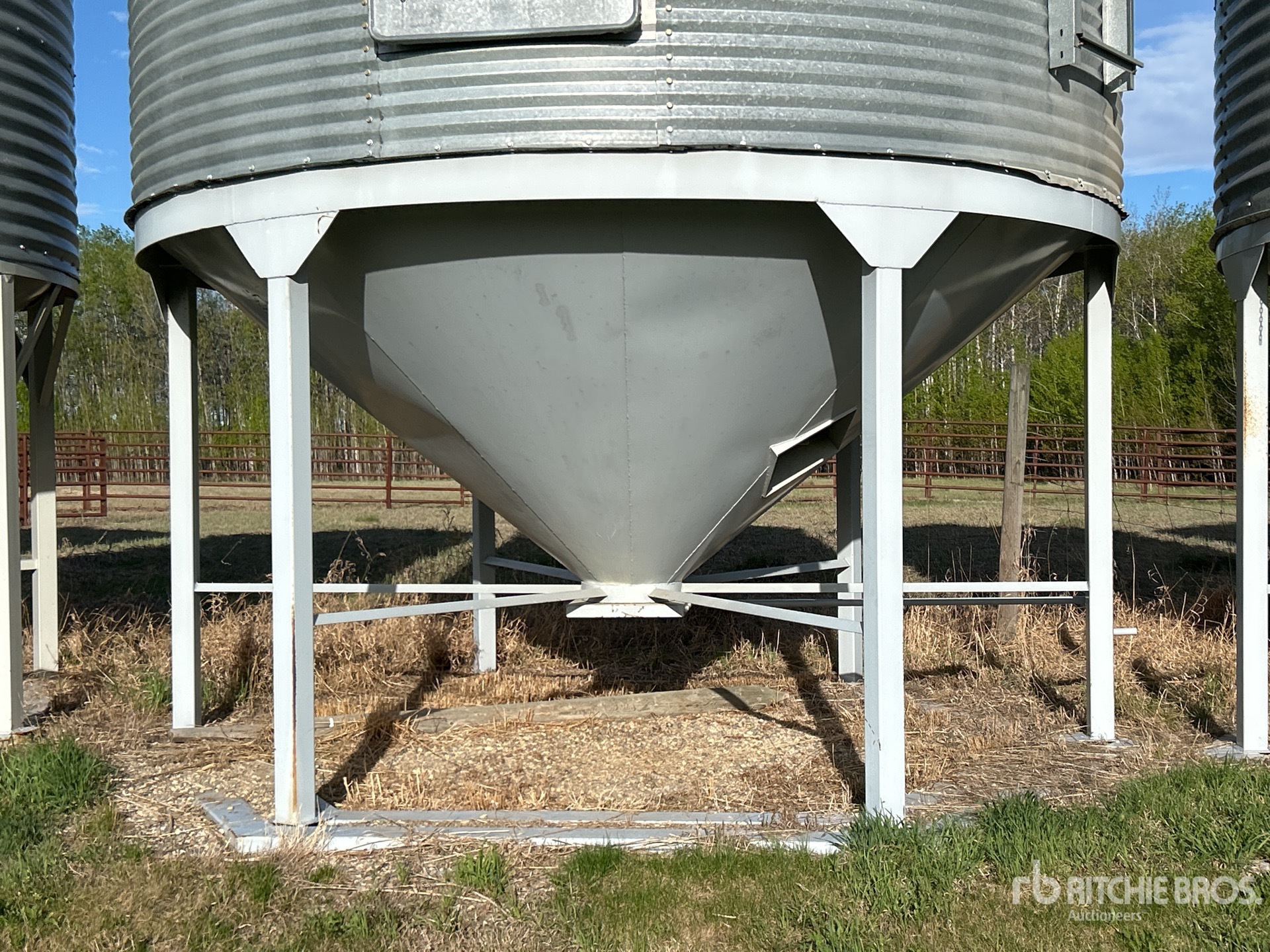 Twister +/- 2200 bu 5 Ring Hopper