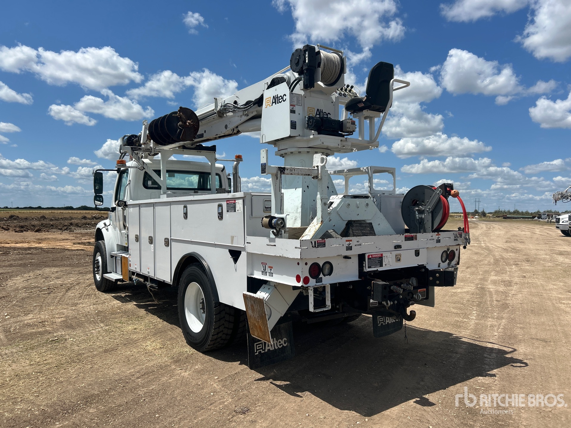 2024 Freightliner M2106