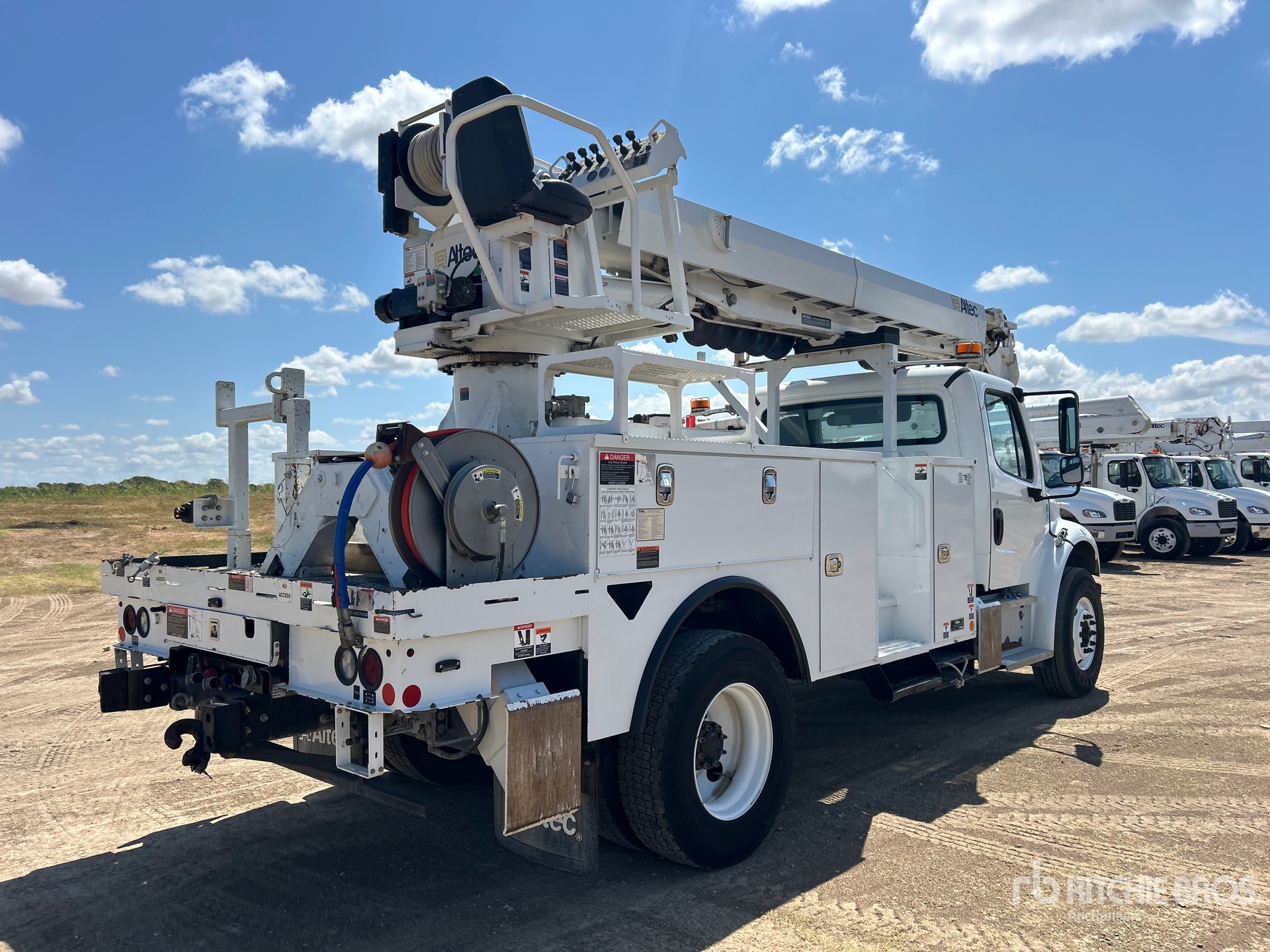 2023 Freightliner M2106
