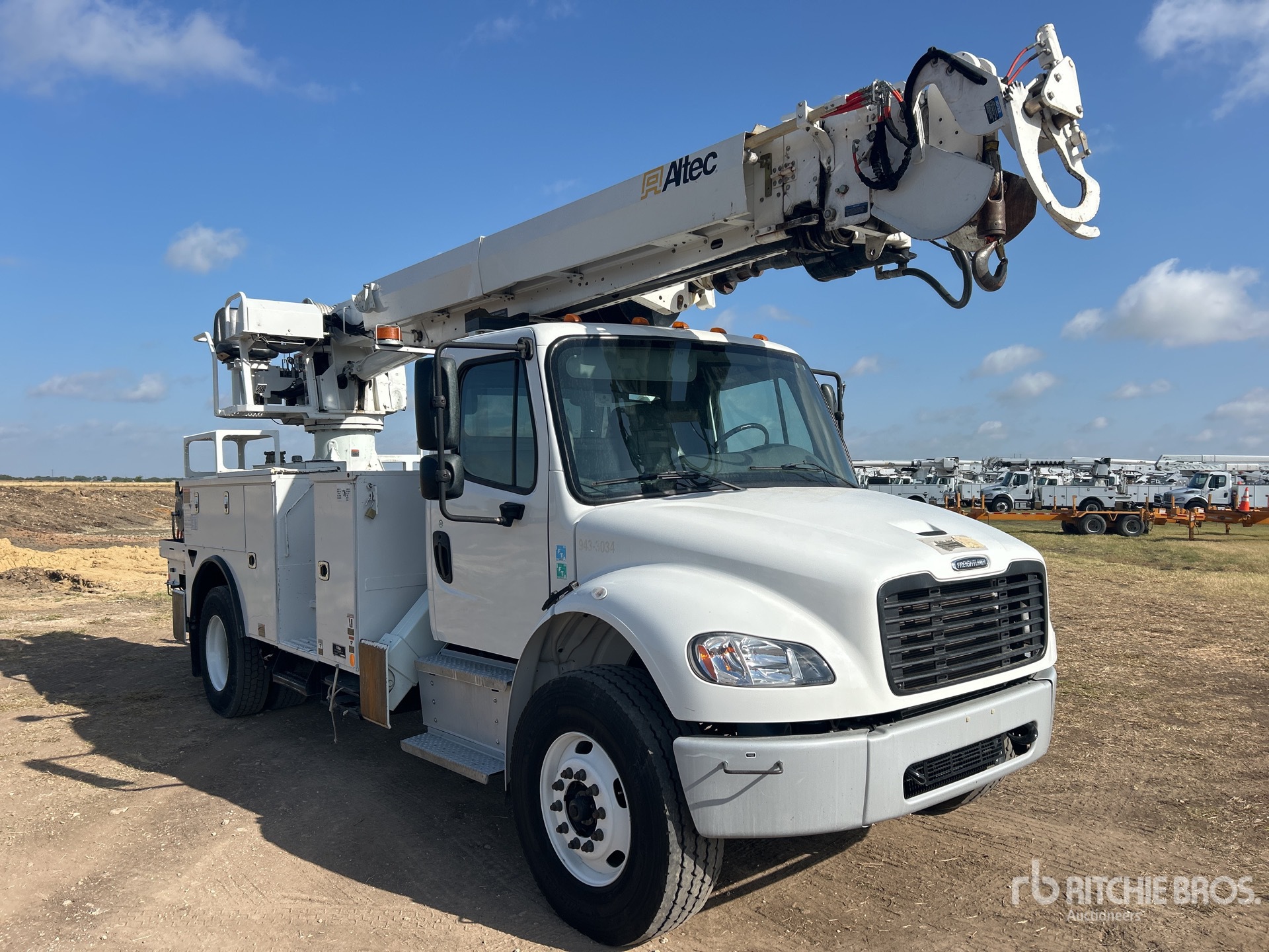 2023 Freightliner M2106
