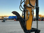 Hydraulics with Thumb Cylinder