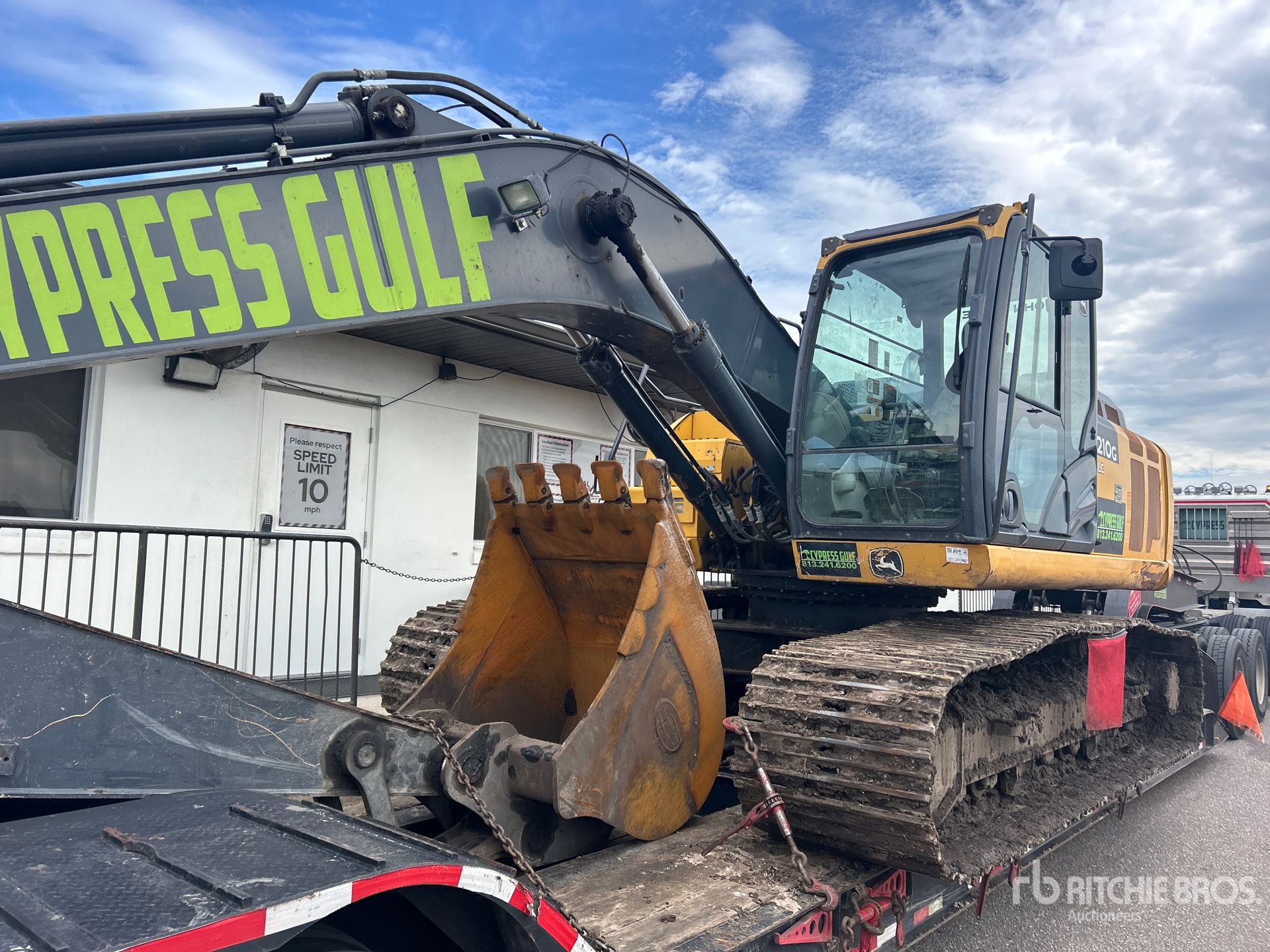 2021 John Deere 210G LC