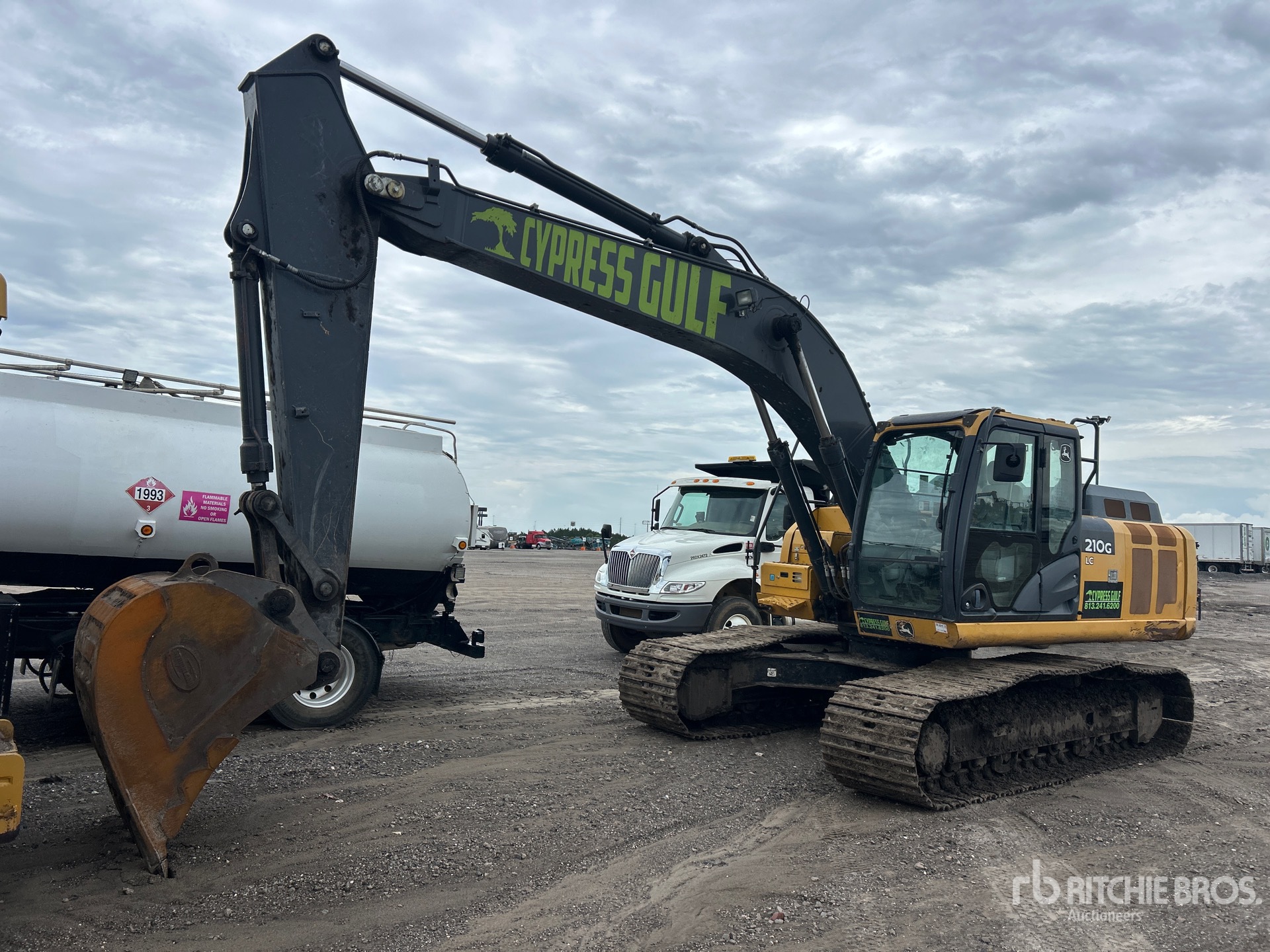 2021 John Deere 210G LC