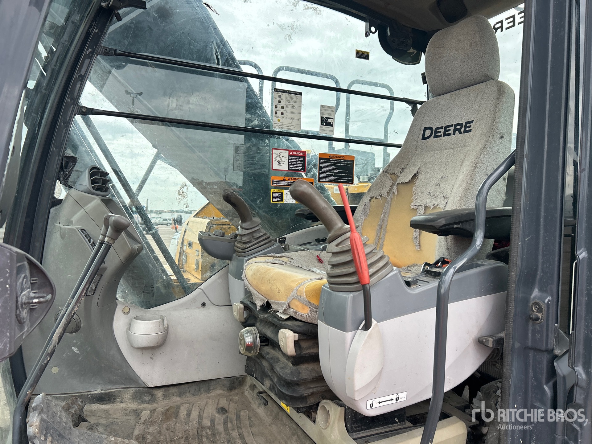 2021 John Deere 210G LC