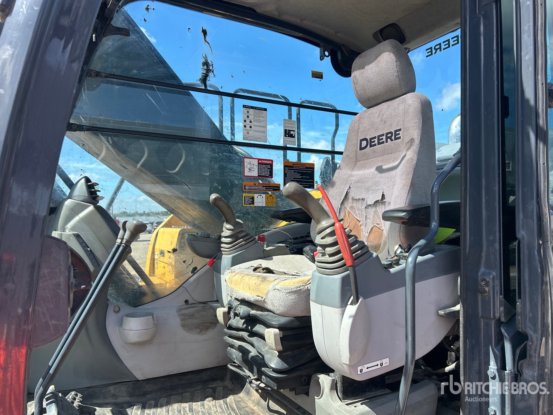 2021 John Deere 210G LC