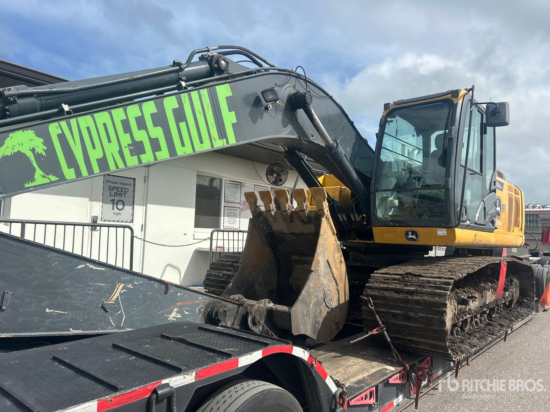 2021 John Deere 210G LC