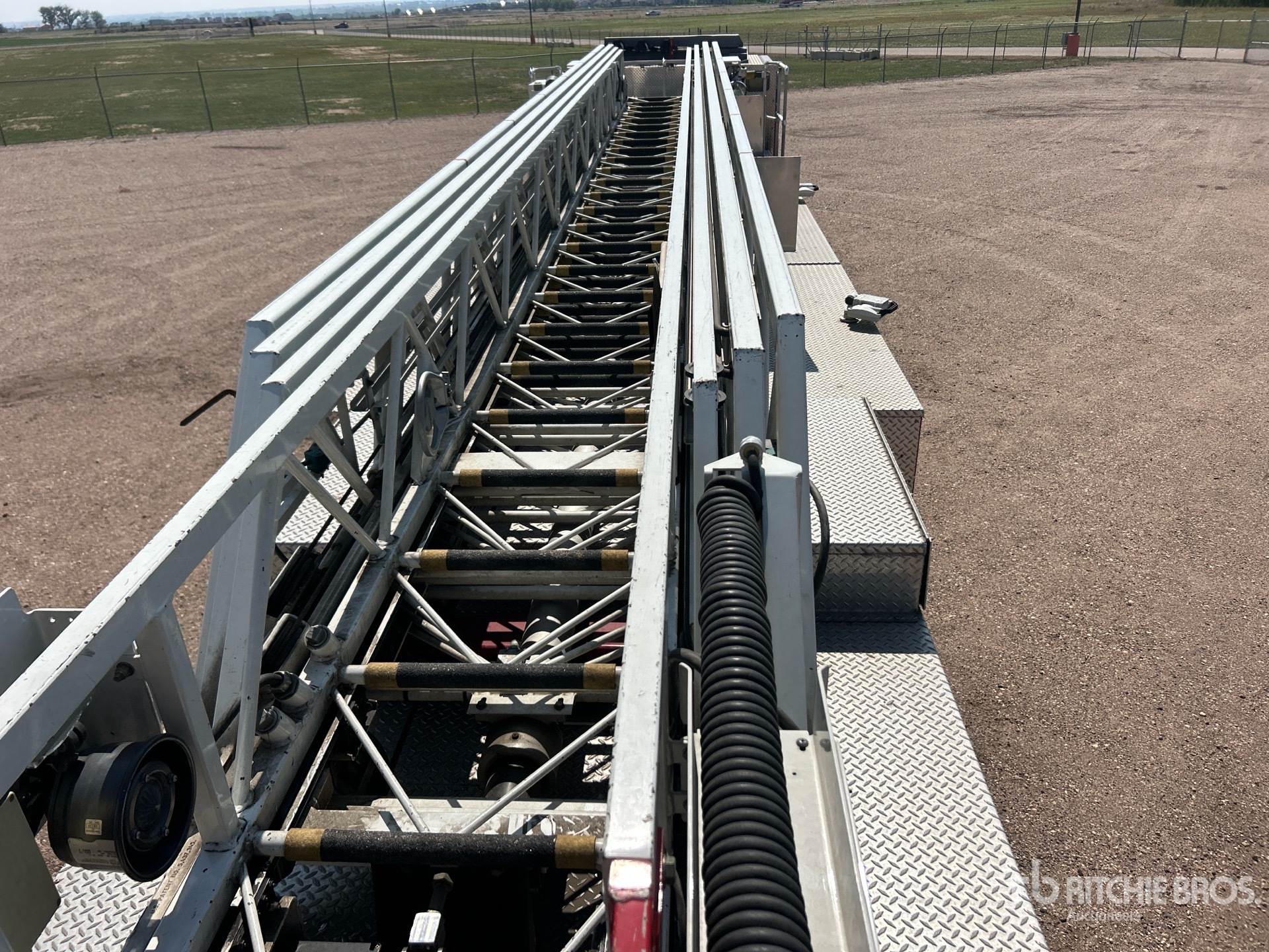 2009 Pierce S/A Ladder Trailer